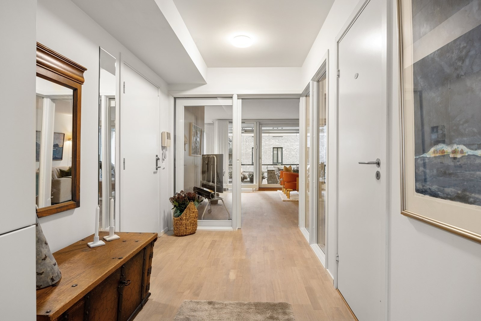 Velkommen inn! Romslig entré med store og gode oppbevaringsmuligheter i garderobe. Skillevegger i glass for stenge av inn til stuen. Galleribilde