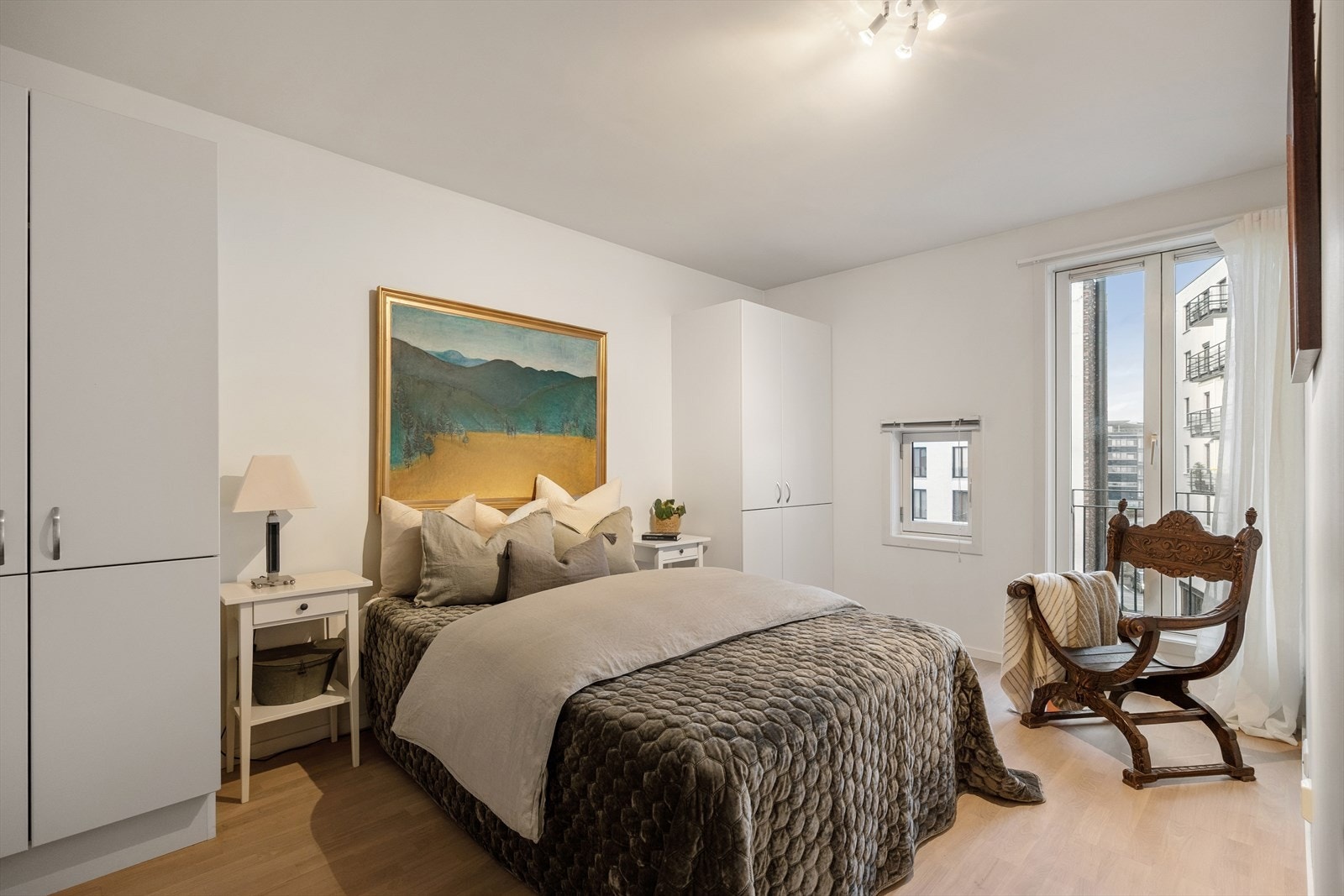 Leiligheten har to gode soverom. Hovedsoverommet er stort og god. Her har man god plass til bred seng, nattbod på hver side og garderobeløsning. Galleribilde