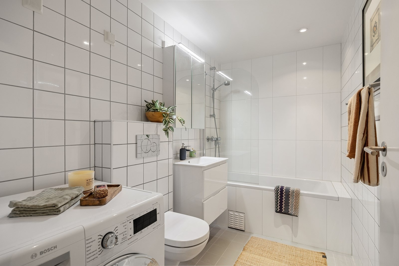 Leiligheten har et bad og separat WC. Tidløst og klassisk bad med badekar med dusjarmatur. Nyt et avslappende bad i egen leilighet. Galleribilde