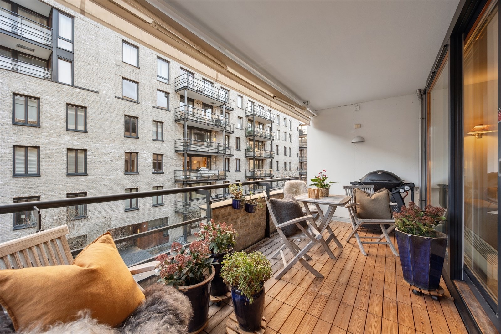 Romslig balkong med overbygg og elektrisk solskjerming i form av markise. Sameiet tillater elektrisk- og gass-grill på balkongene. Galleribilde