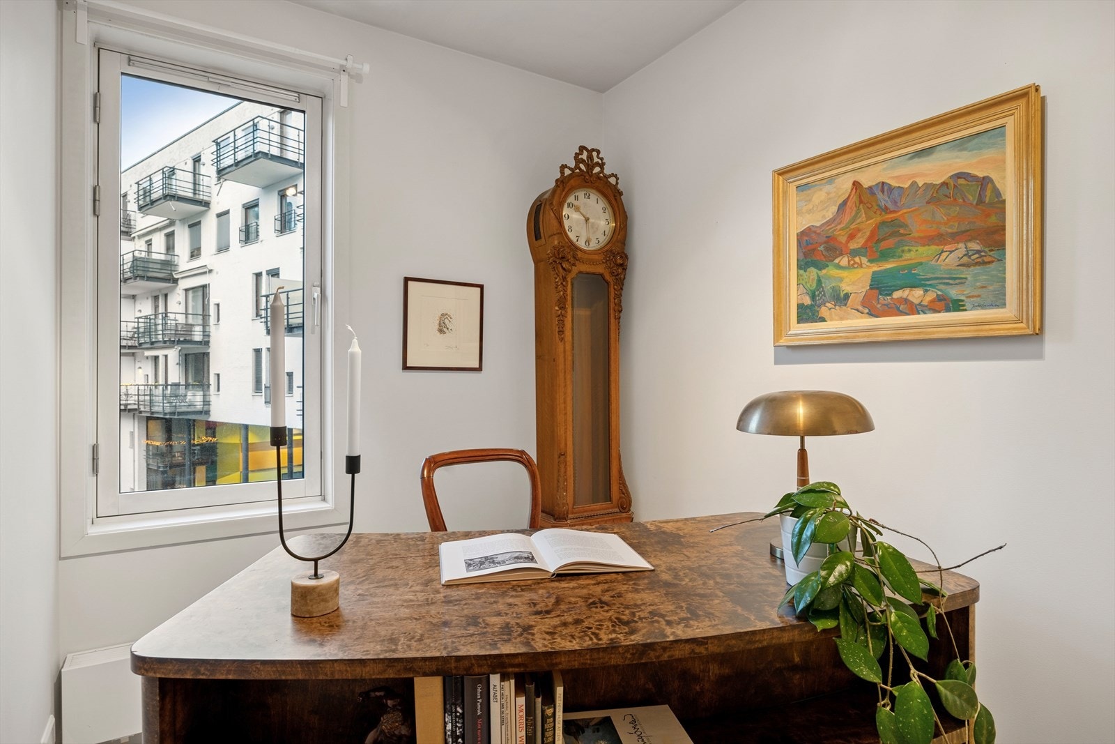 Soverom nr 2. Her vist som kontor. Rommet er opprinnelig et soverom, som eier idag har benyttet til kontor. Galleribilde