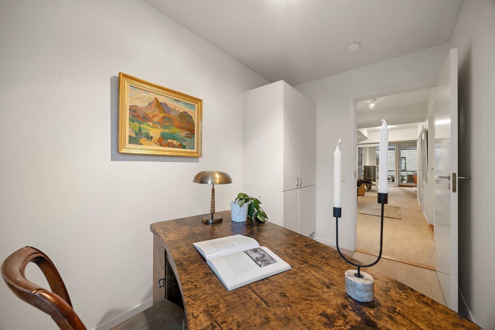 Plass til seng og garderobeløsning. Galleribilde