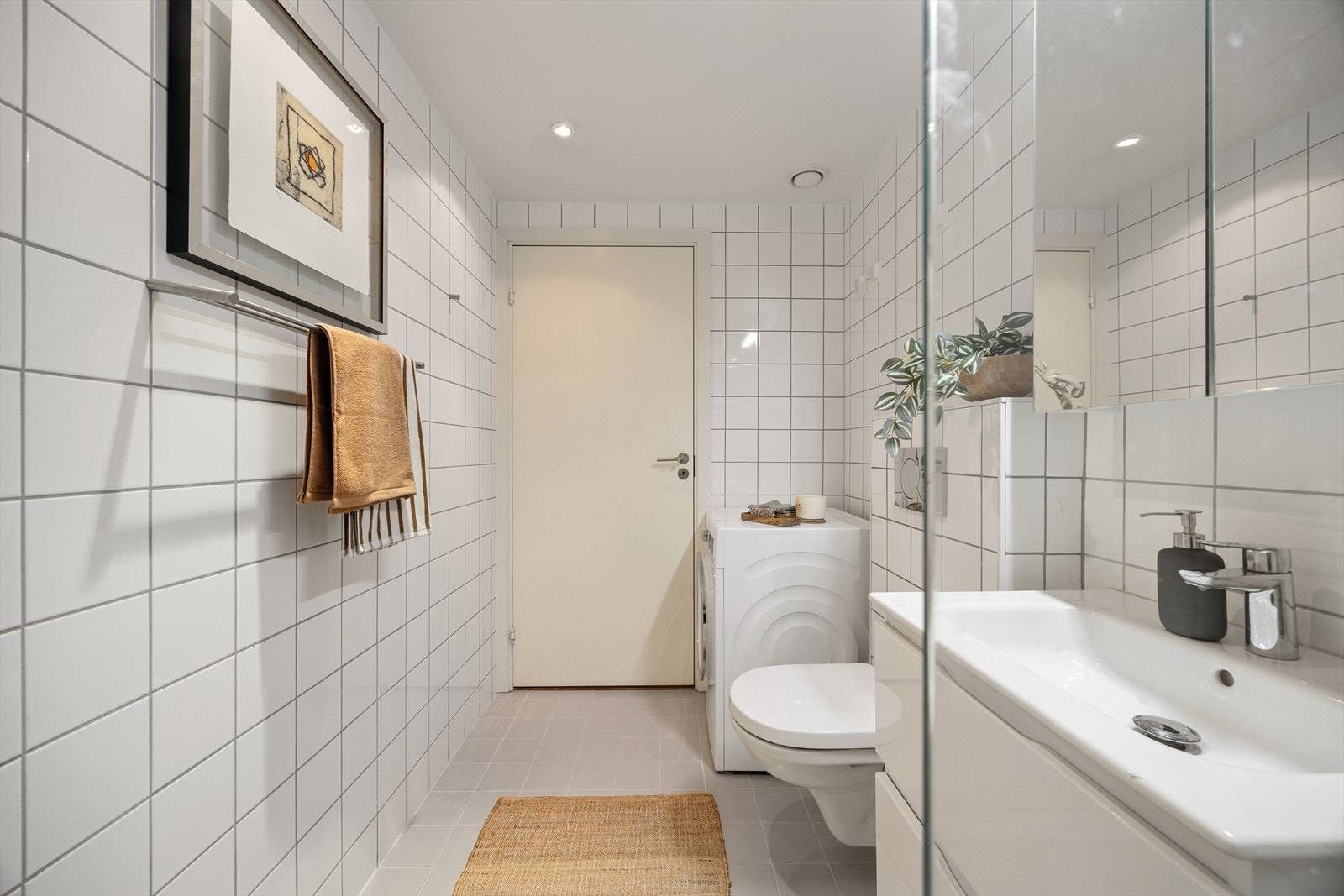 Varme i gulvet under flisene, downlights i himling og opplegg for vaskesøyle ved døren. Galleribilde