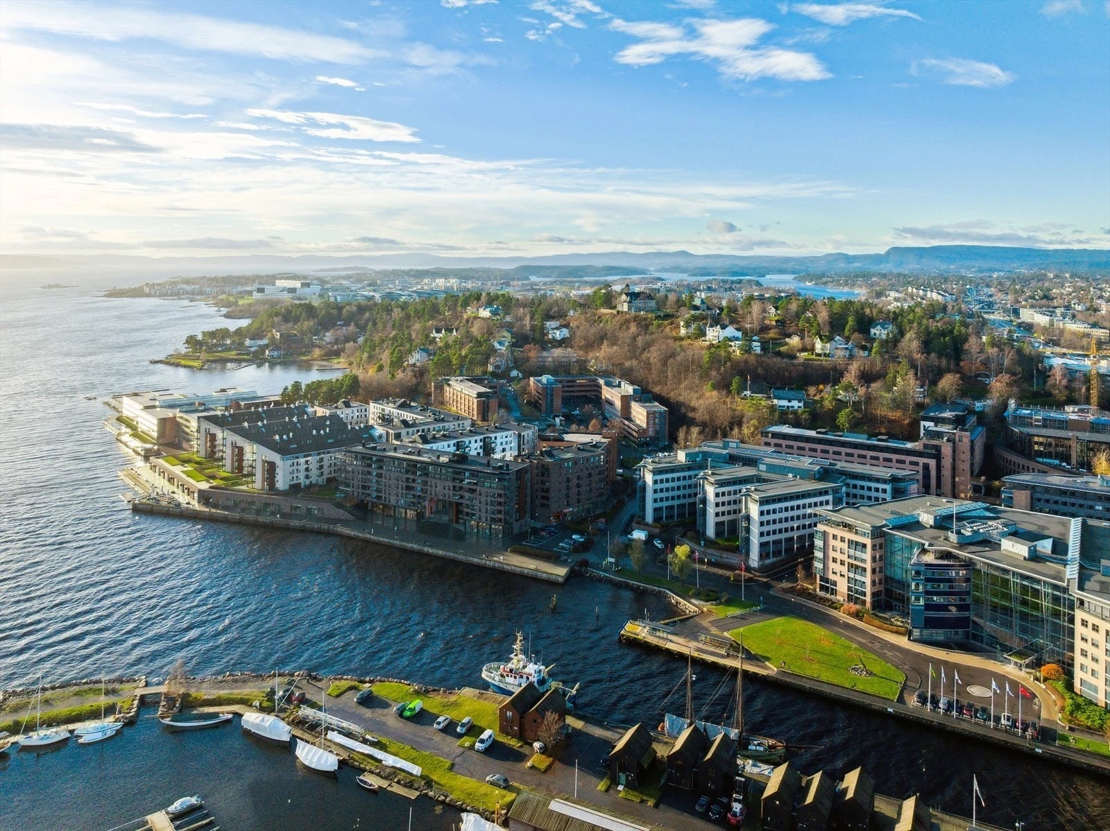 Velkommen til Lysaker brygge! En rolig perle med sjøen som nærmeste nabo. Galleribilde