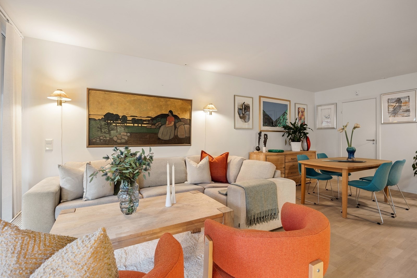 Innvendig bod inn dør til høyre i bildet. Galleribilde