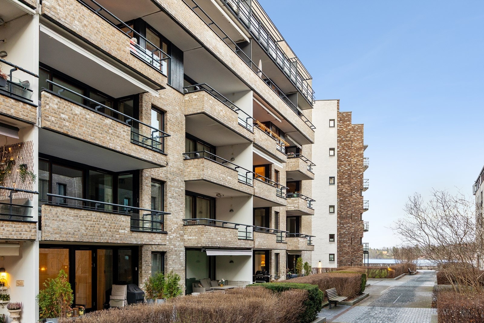 Moderne bygg fra 2005 med fasader i mur. Kort spasertur bort til bryggen. Galleribilde