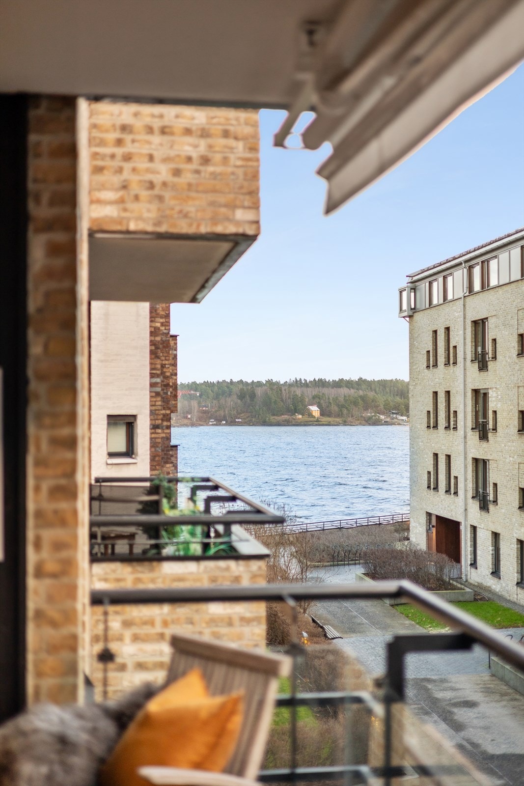 Sjøen i umiddelbar nærhet. Bokstavlig talt et steinkast unna. Galleribilde