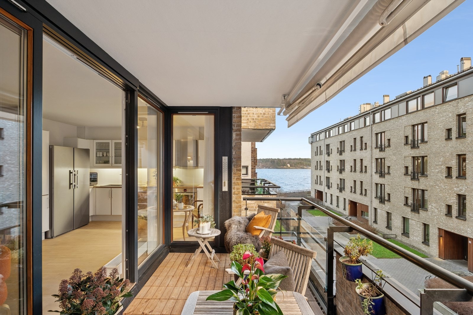 Anders Jørstad har gleden av å presentere Lysaker brygge 18. En innbydende og gjennomgående selveierleilighet med rolig beliggenhet og sydvendt balkong i 3.etg. Galleribilde