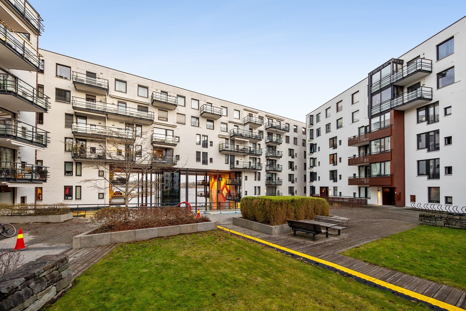 Grønn, stille og rolig bakgård. Galleribilde