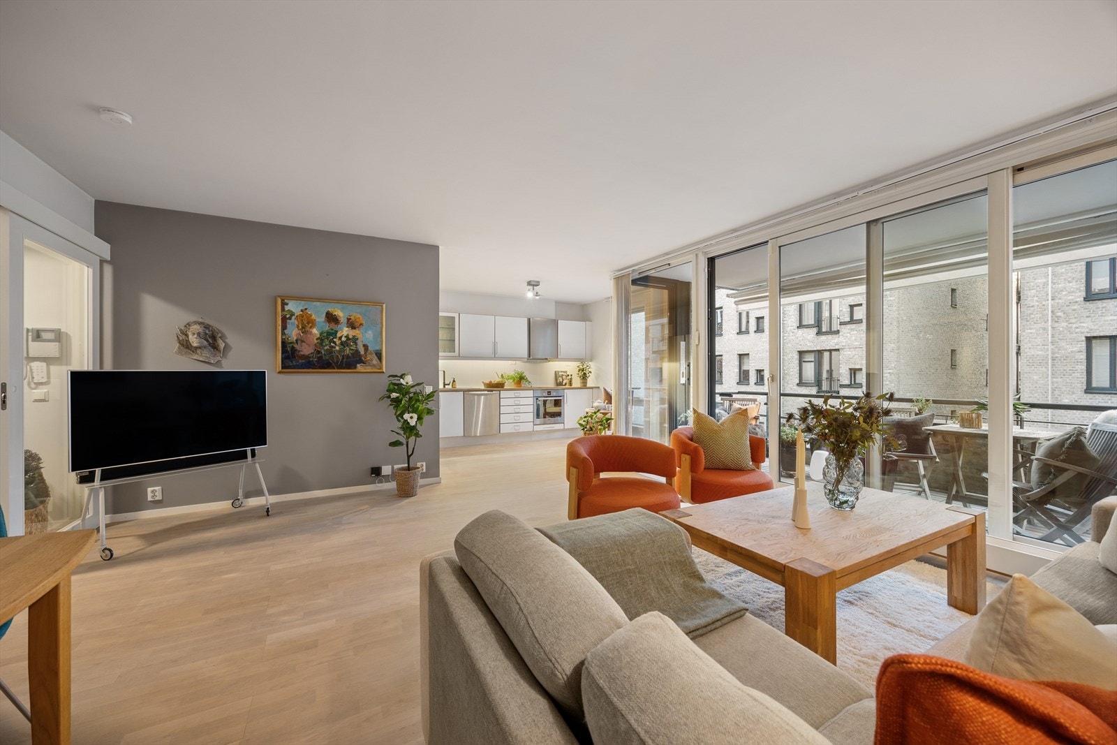 Stue og kjøkken legger godt til rette for møblering i forskjellige soner. Galleribilde