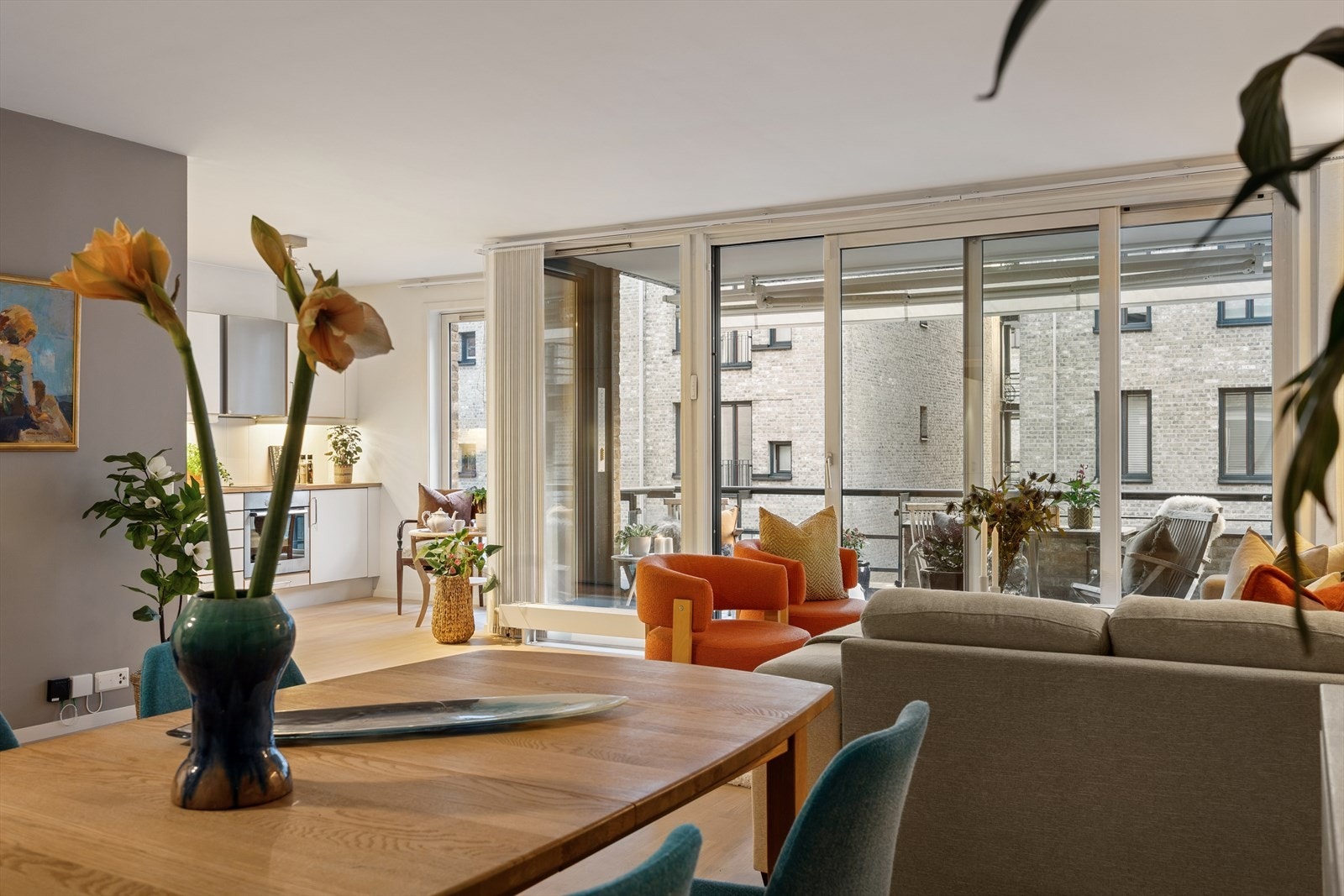 Leilighet på 82 kvm i 3.etg med romslig og åpen planløsning. Felles takterrasse med heis rett opp. Galleribilde