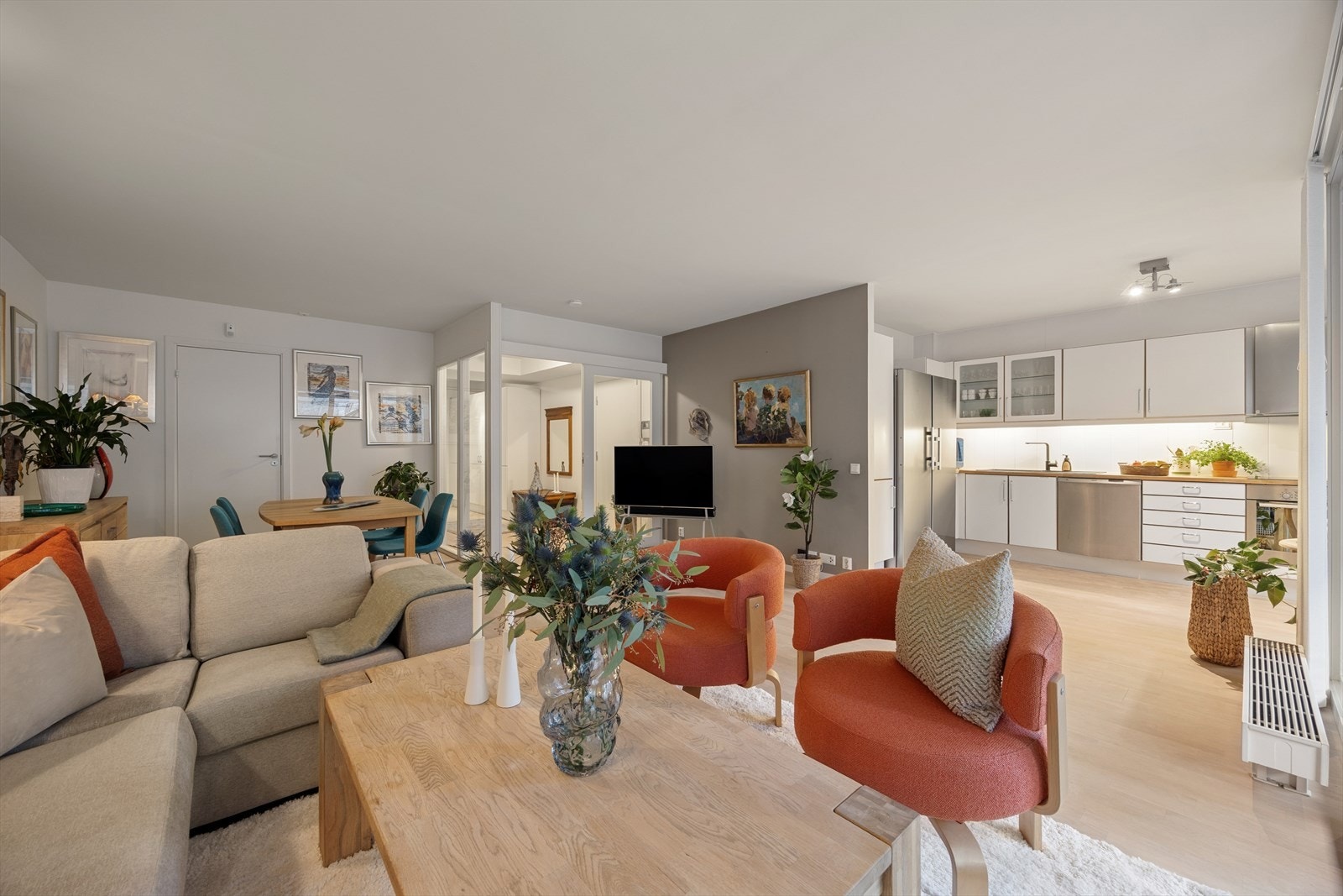 Tilknyttet stuen er det en egen innvendig bod. Praktisk areal lett tilgjengelig fra stuen. Galleribilde