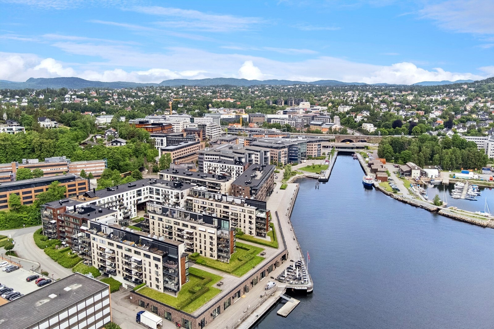 Rett ved har du Lysaker stasjon. Et kollektivt knutepunkt som tar deg i alle retninger med flytog, buss og tog. Nærbutikk på brygga for daglivarer, ellers ligger CC-vest i kort distanse fra Lysaker brygge. Galleribilde