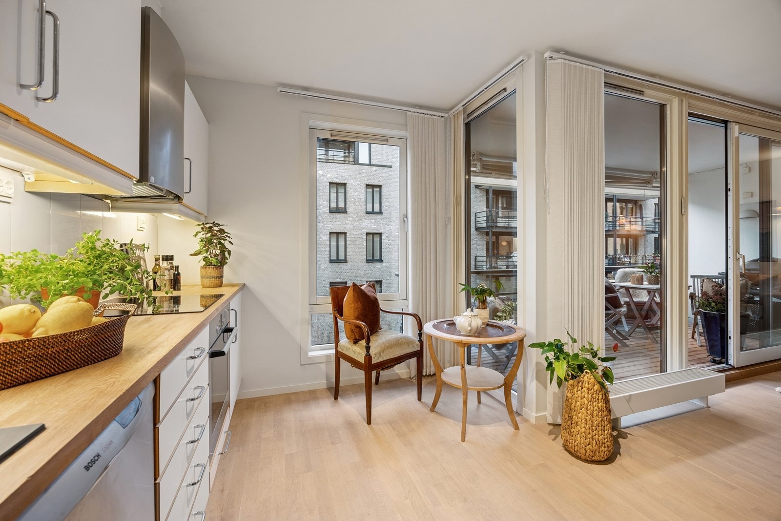 Plass til mindre spisegruppe i forbindelse med kjøkkenet. Galleribilde