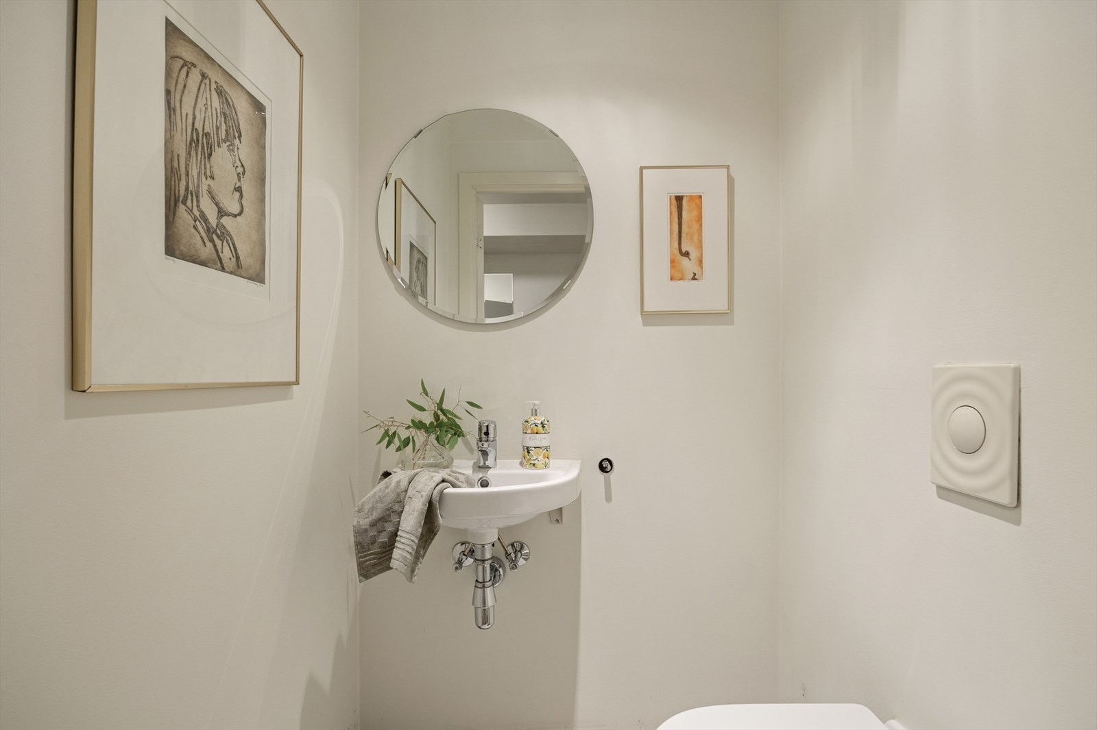 Separat WC. (Det legges nye fliser på gulv i WC før visning.) Galleribilde