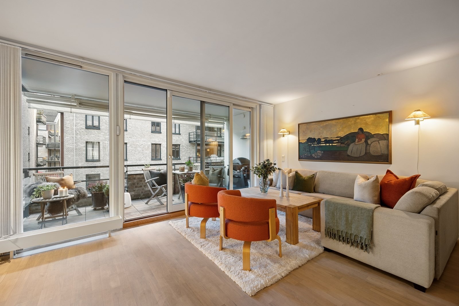 Leiligheten varmes opp med vannbåren varme fra fjernvarme. Sentralanlegg i bygget, og oppvarmingskostnader er inkludert i felleskostnadene. Galleribilde