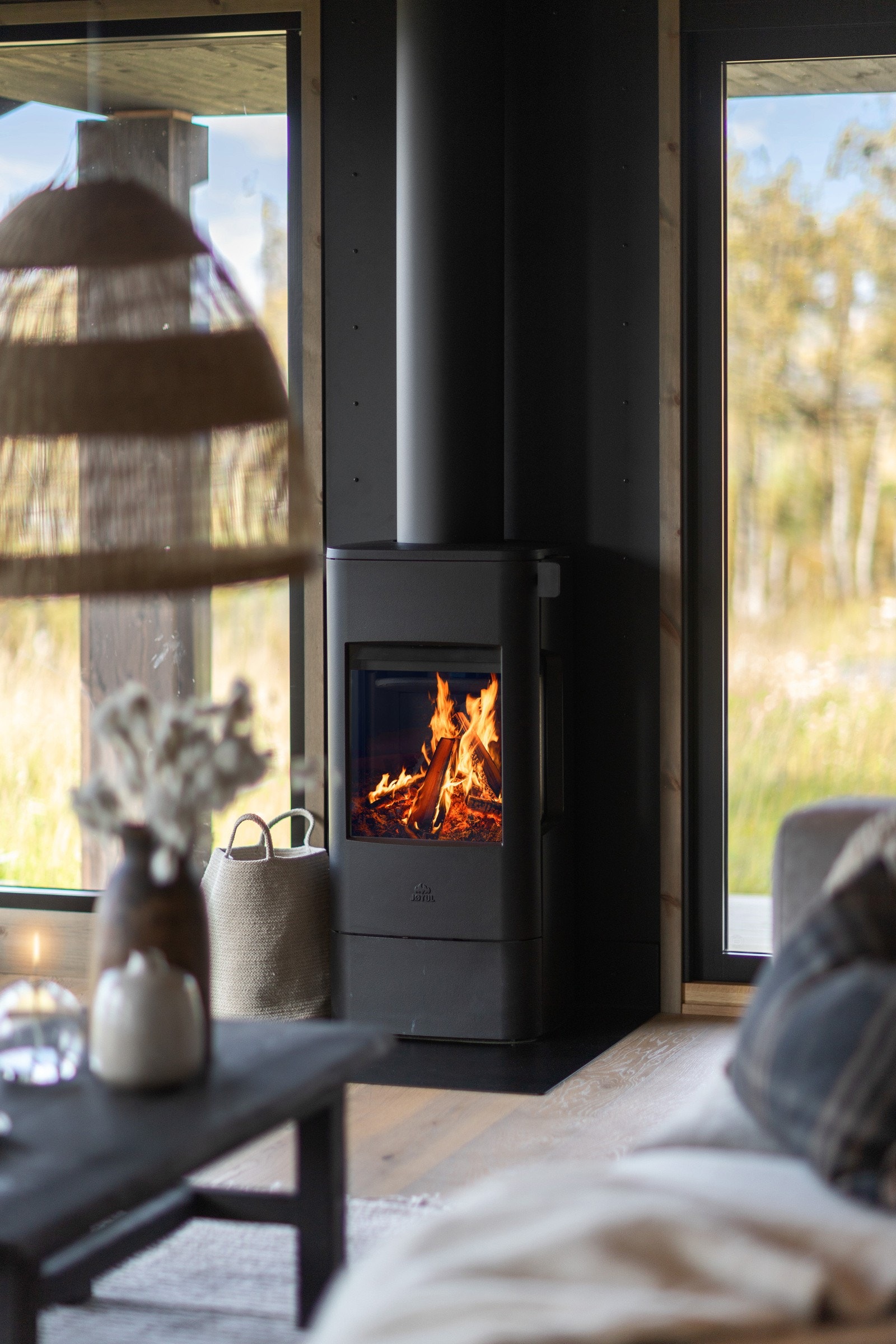 Peiskos hører med på hytta - Fin peisovn plassert i stuen Galleribilde