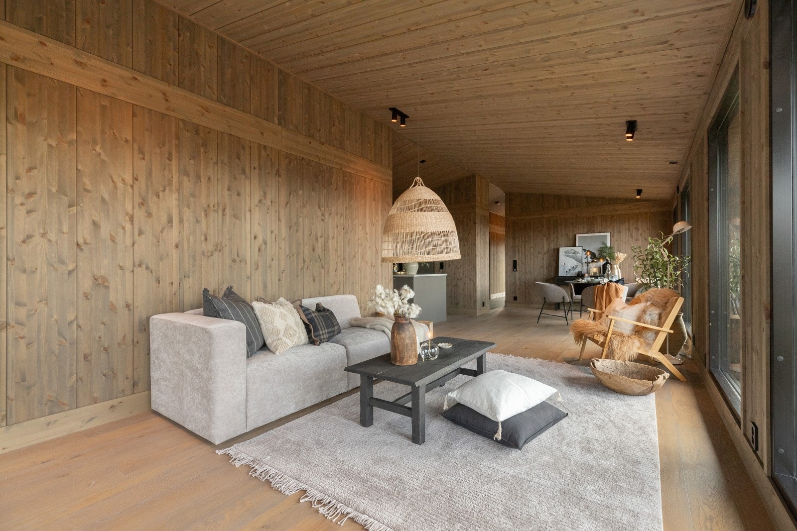 Stuen har plass til sofagruppe, spisebord og andre møbler Galleribilde