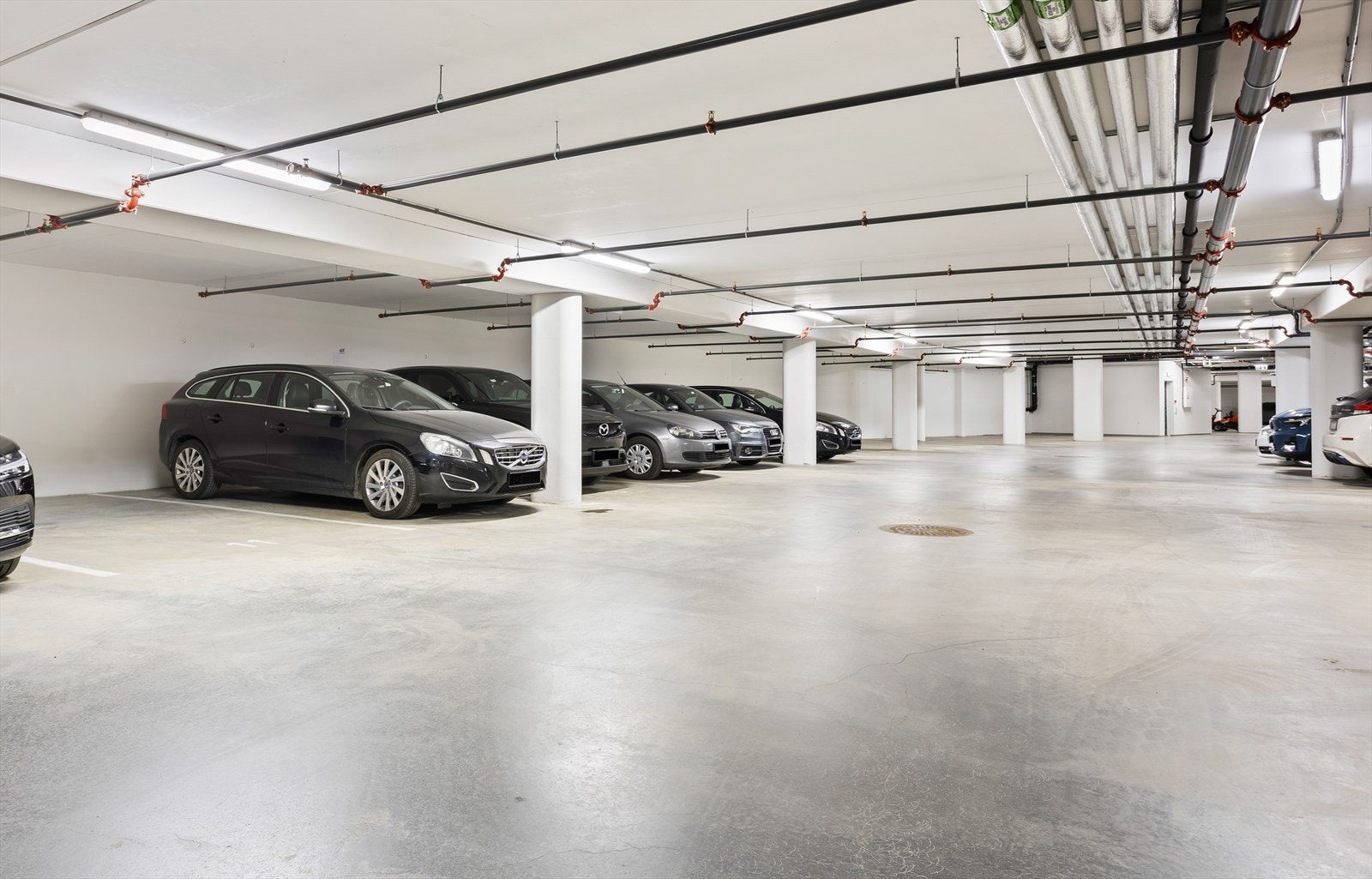 Det medfølger en parkeringsplass i felles garasjeanlegg. Galleribilde