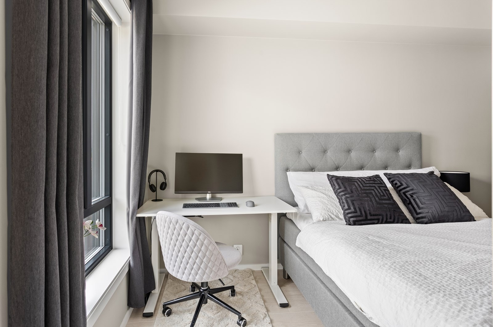 Det er plass til en kontorpult på soverommet. Galleribilde