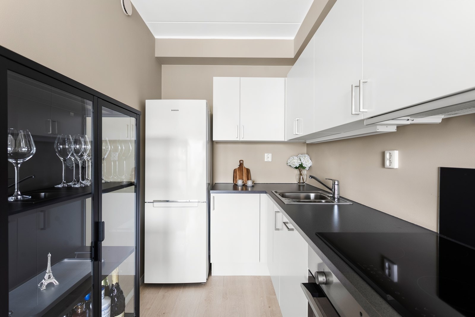 Pent kjøkken med god skap- og benkplass. Galleribilde