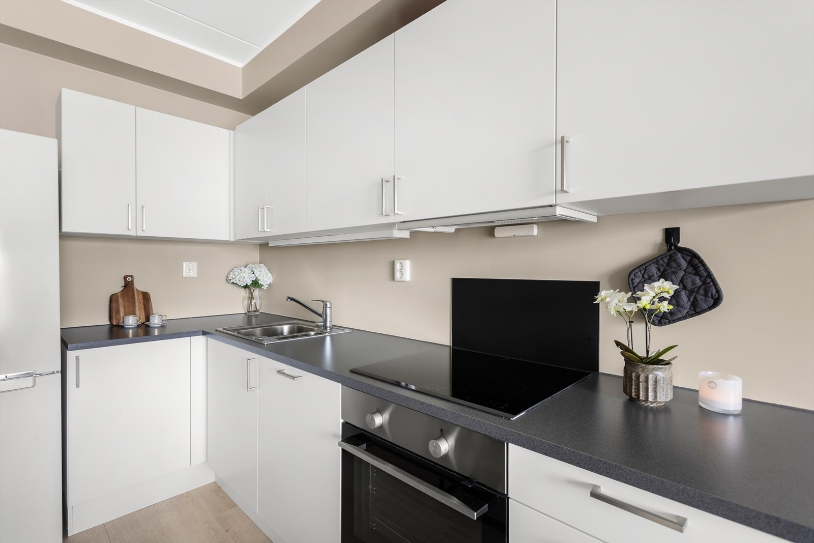 Innredningen består av glatte fronter, laminert benkeplate, dobbel kjøkkenkum og integrerte hvitevarer. Galleribilde