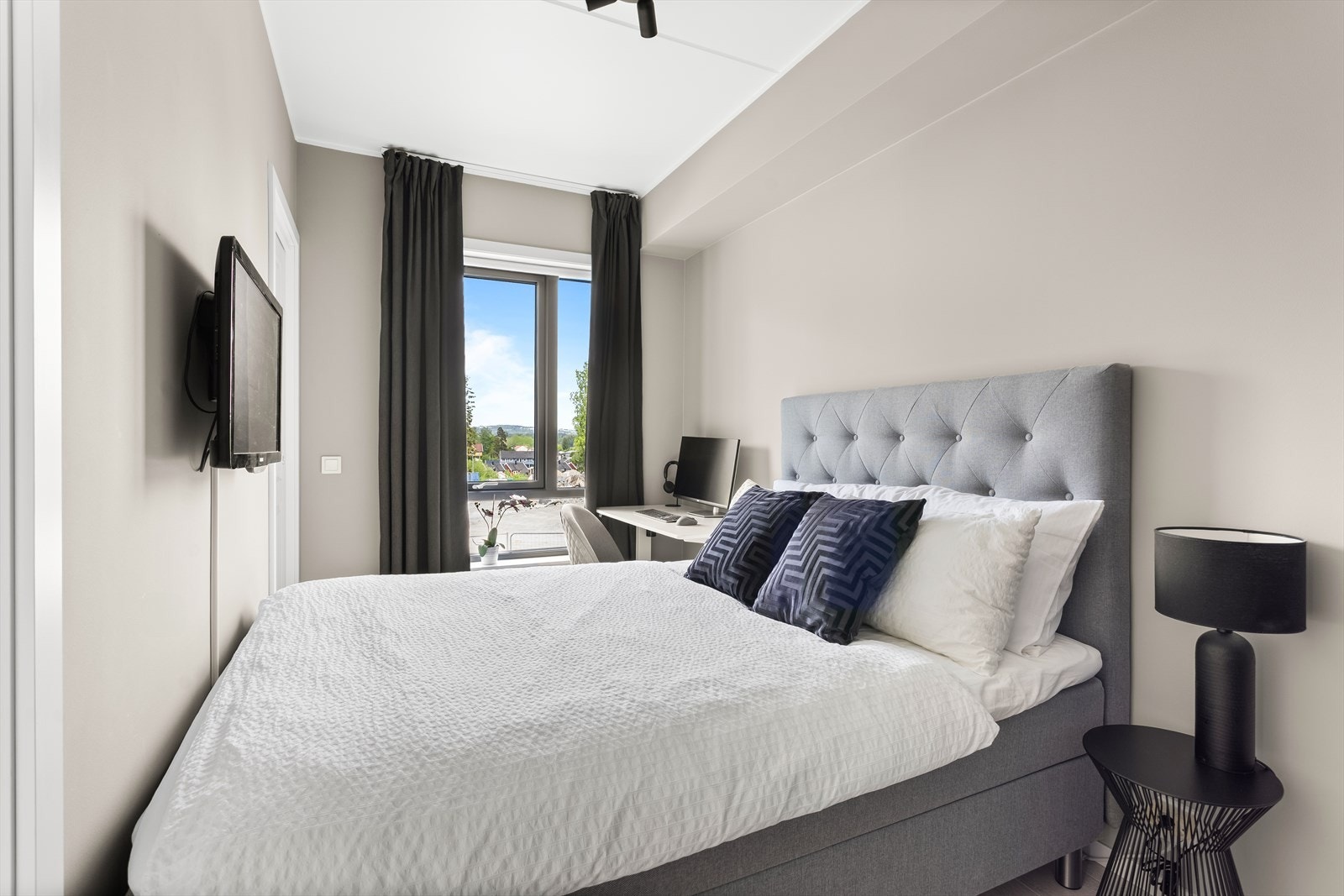 Rommet har god plass til en dobbeltseng og tilhørende nattbord. Galleribilde