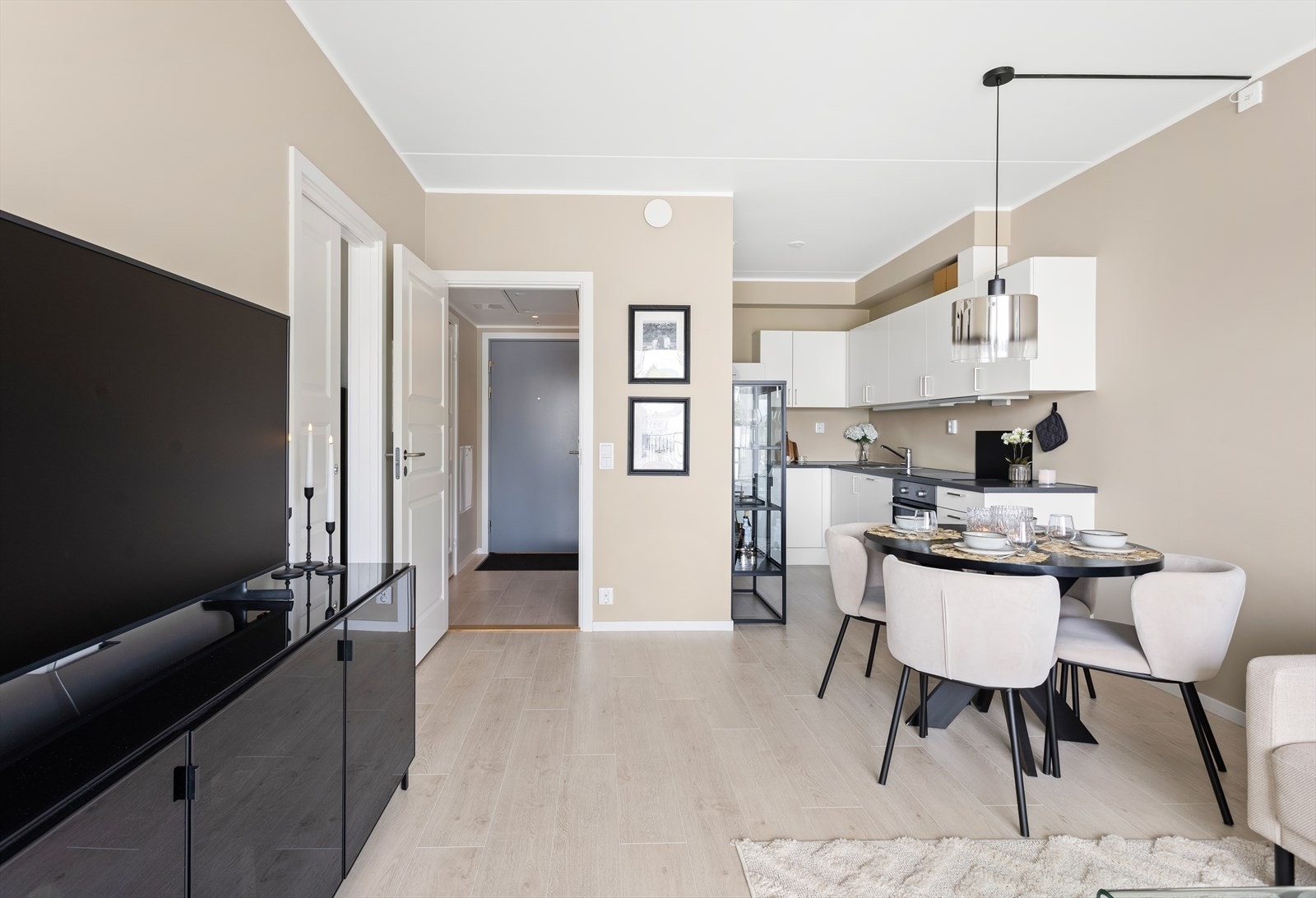 Det er også plass til et spisebord mellom stue og kjøkken. Galleribilde