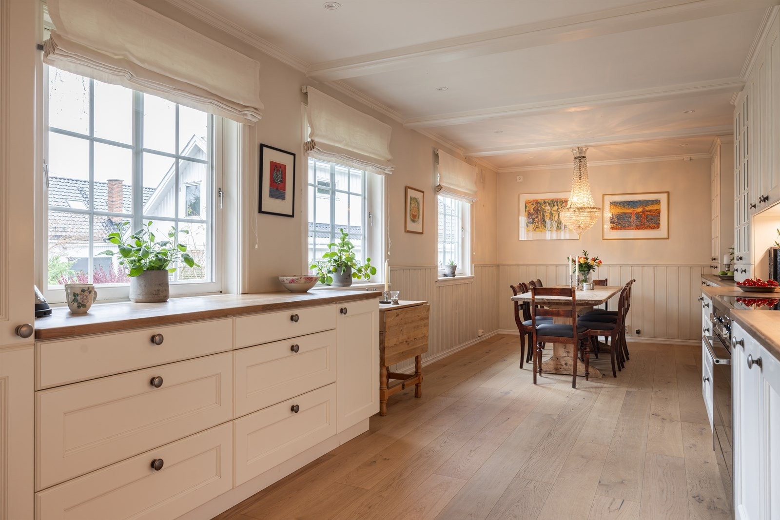 Rommet har store vindusflater som gir rikelig med dagslys. Galleribilde