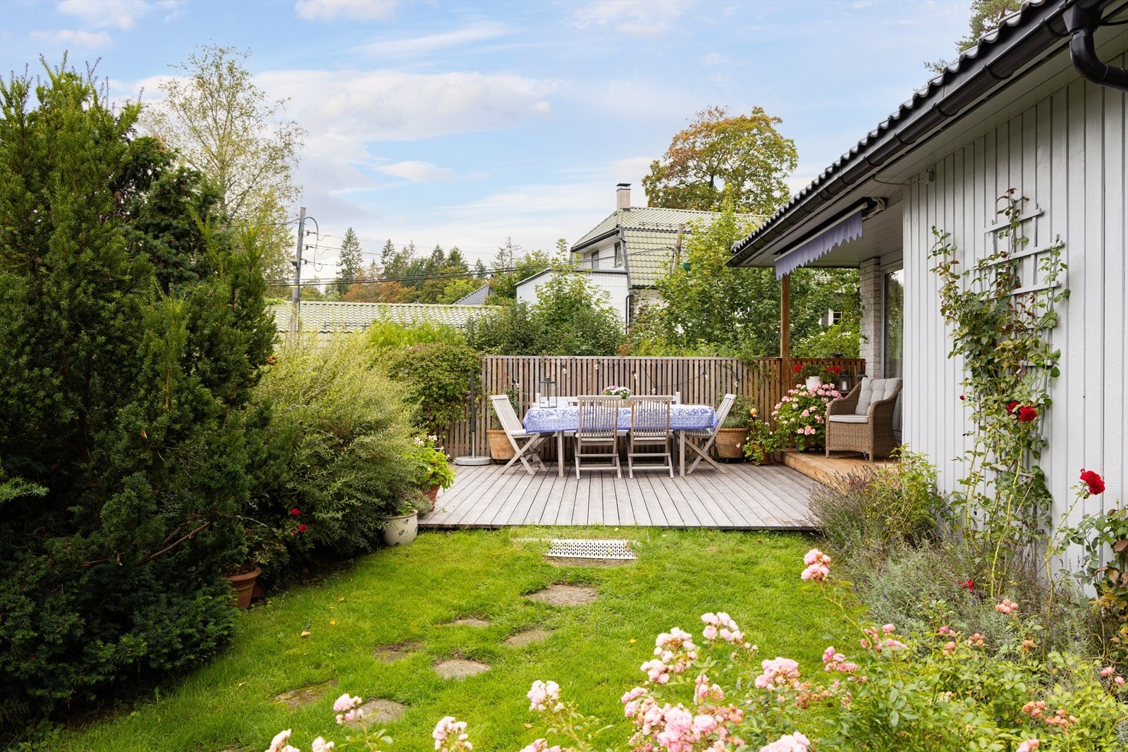 En sjarmerende familiebolig med flotte uteplasser og meget gode solforhold. Galleribilde