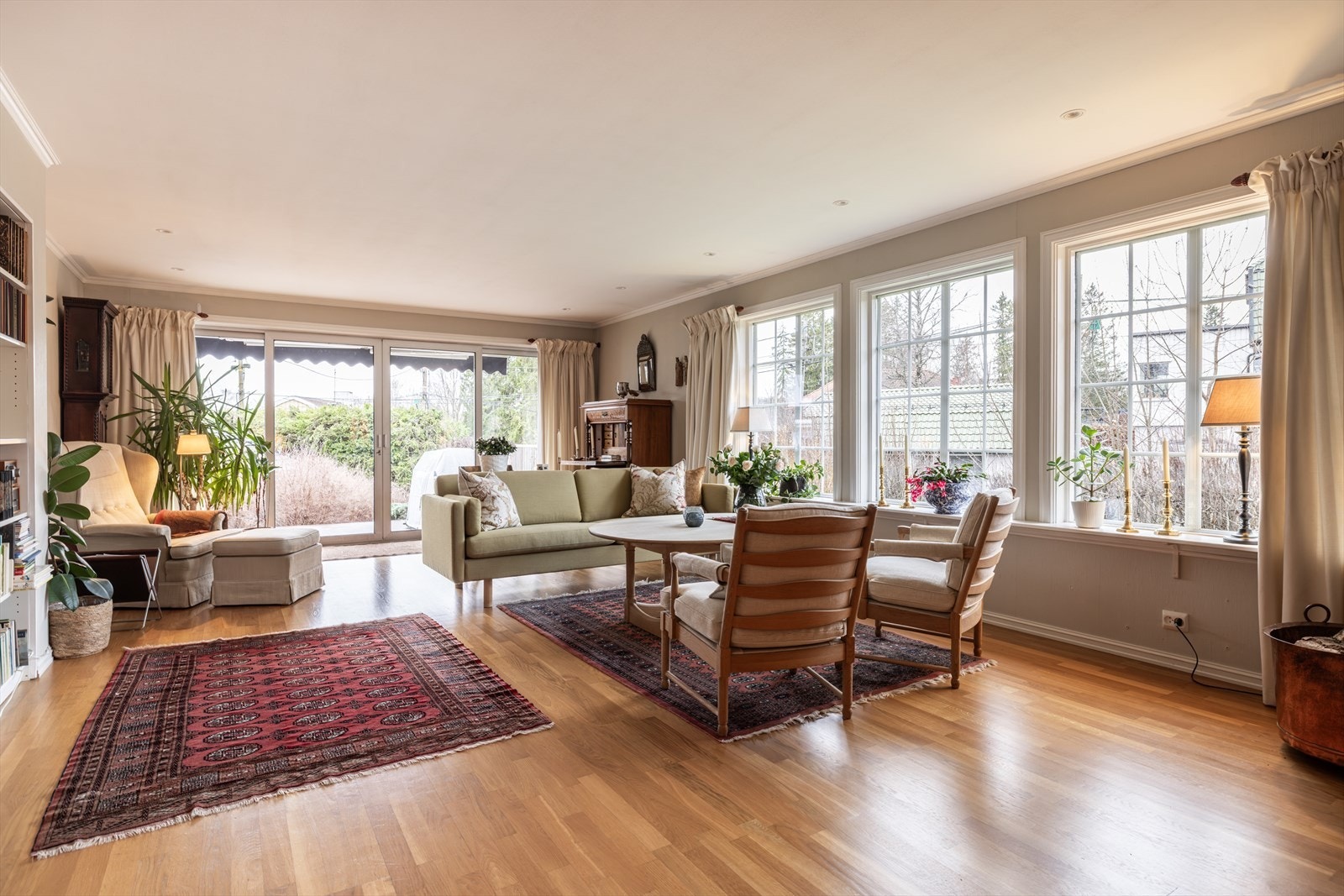 Lys og romslig stue med store vindusflater som gir rikelig med lysinnslipp og skaper en fin atmosfære. Galleribilde