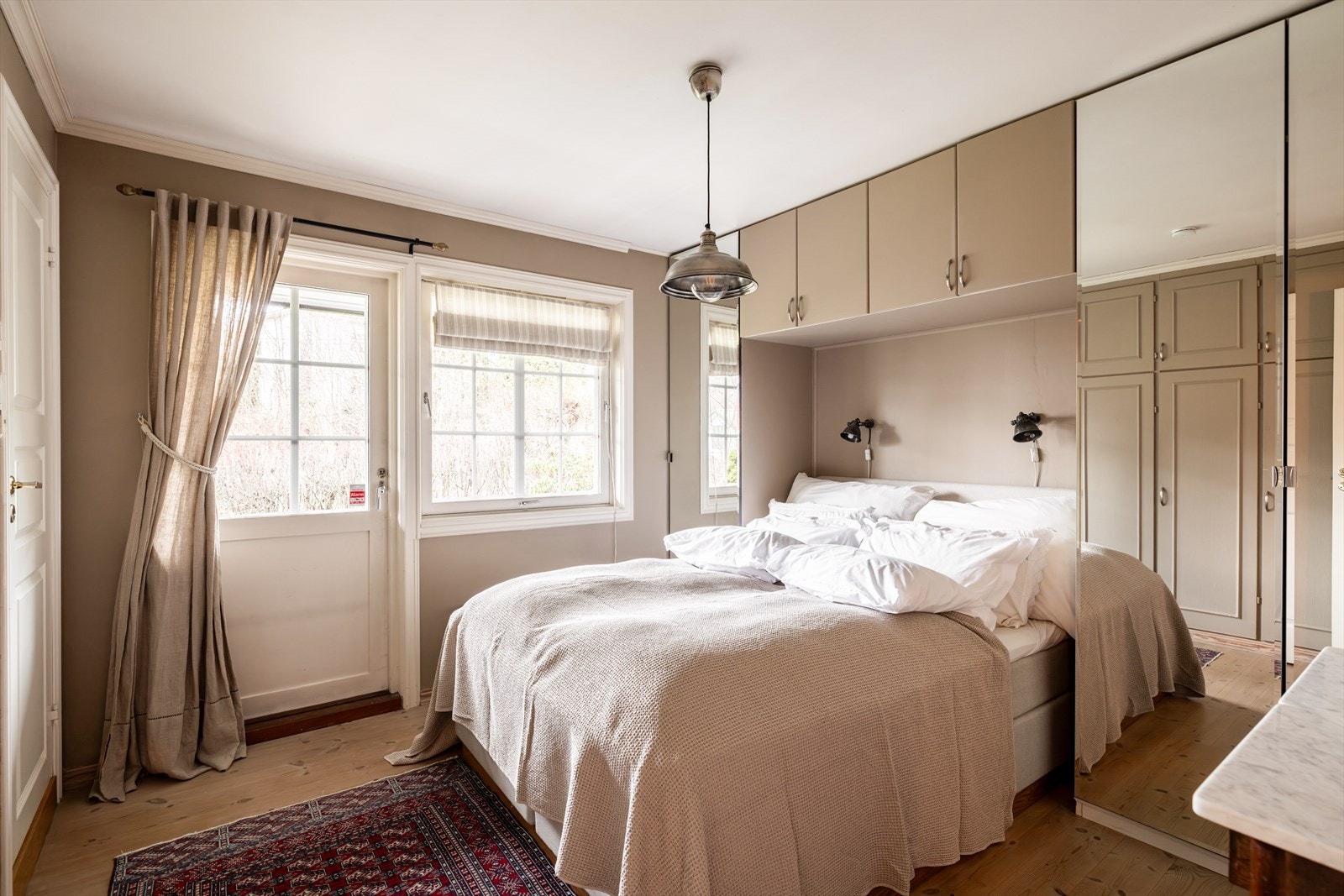 Lunt hovedsoverom med god plass til dobbeltseng og plassbygget garderobe. Galleribilde