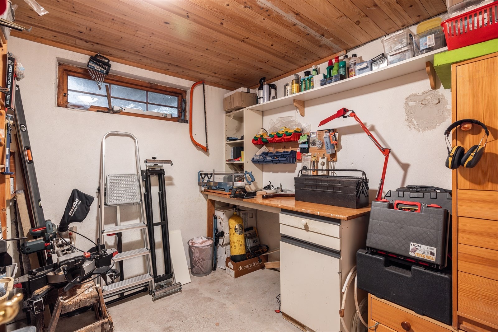 Praktisk snekkerbod eller smørebod. Galleribilde