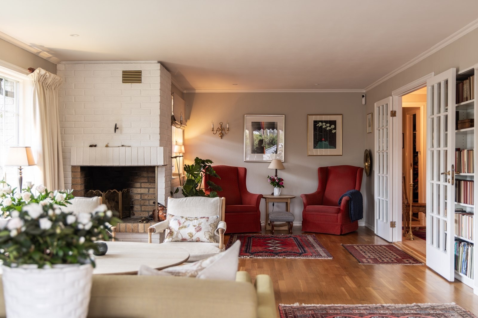 Boligen har flere ildsteder som gir godt med varme på kalde dager. Galleribilde