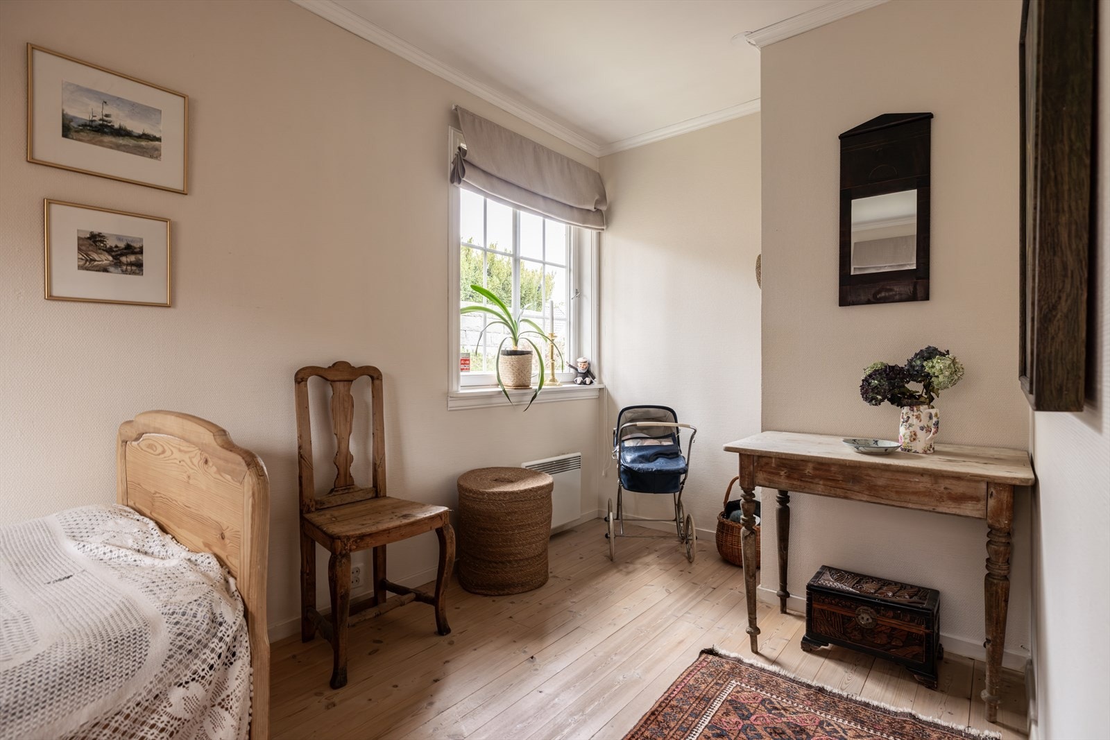 Garderoben på neste bilde og deler av dette rommet var opprinnelig soverom 3. Galleribilde