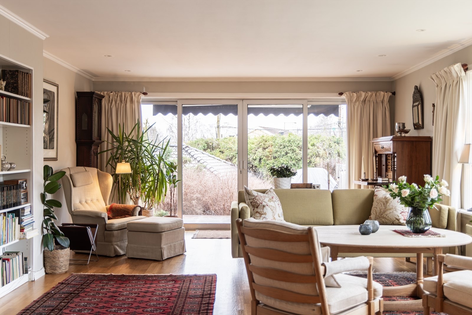 Den romslige stuen gir mulighet for ulike soner og møblering. Galleribilde