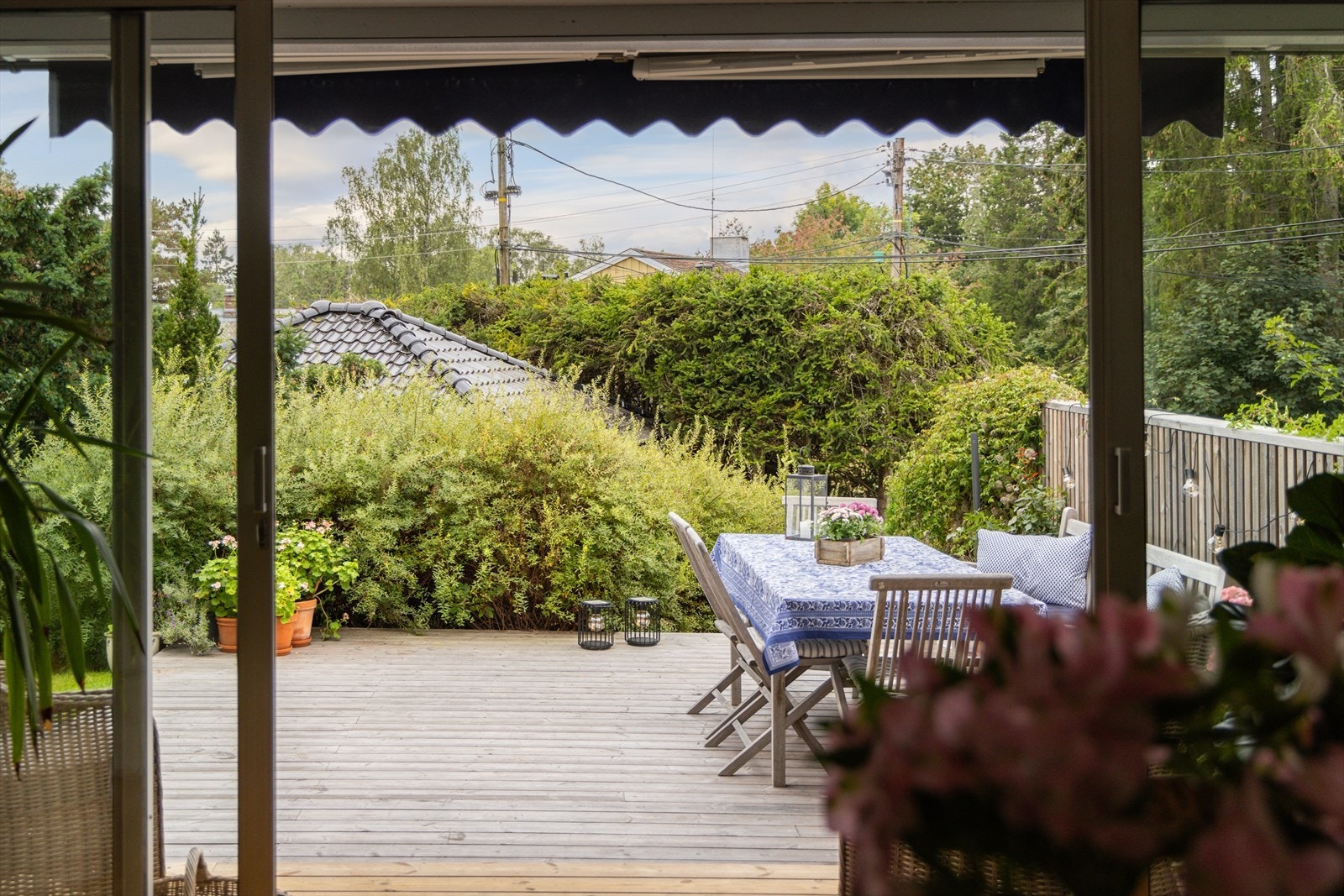 Fra stuen er det direkte adkomst til terrassen som gir en sømløs overgang mellom inne og ute. Galleribilde