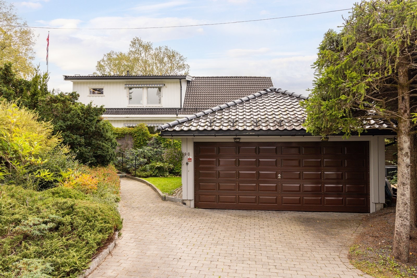 Dobbelgarasje med biloppstillingsplasser i forkant. Galleribilde