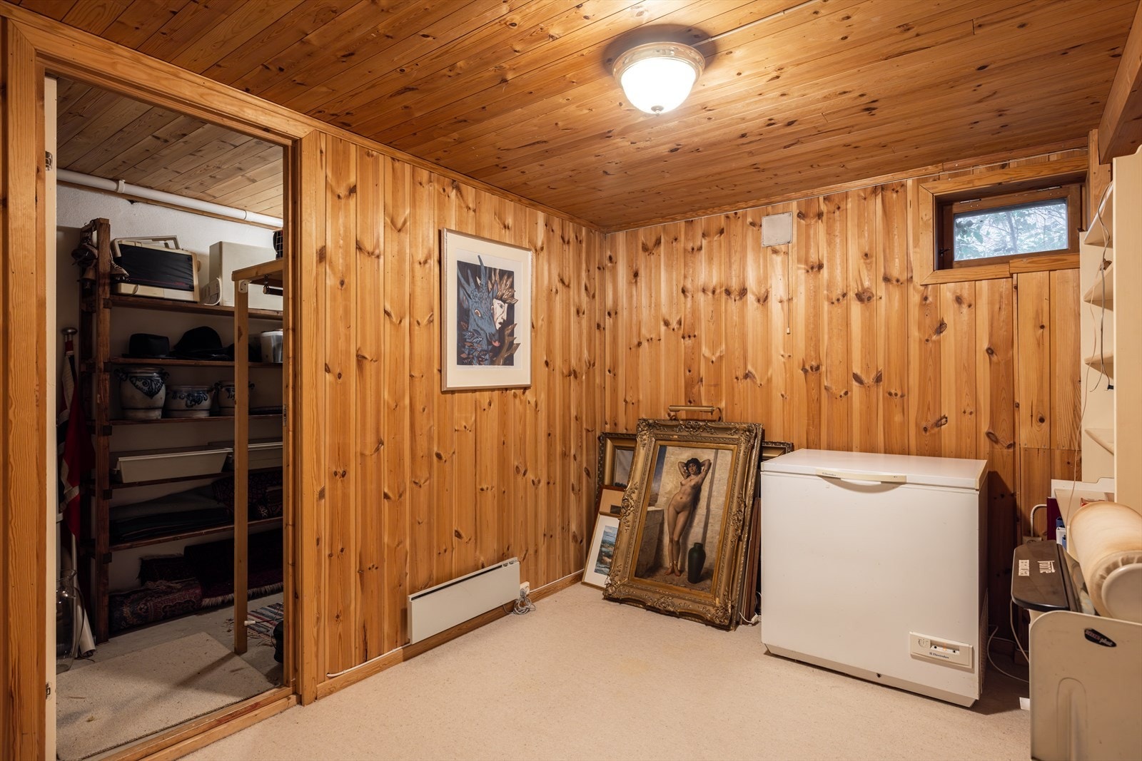 Boligen har rikelig med boder og rom for oppbevaring. Galleribilde