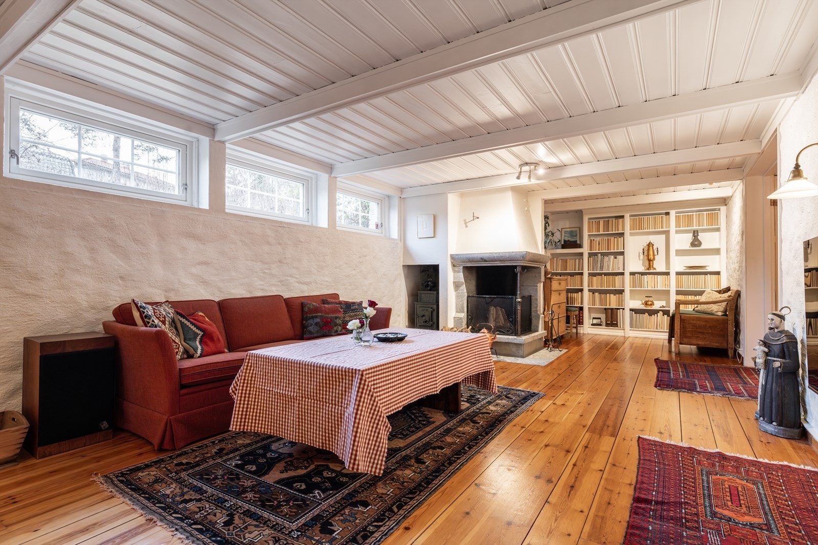 De mange vinduene gir godt med lysinnslipp i underetasjen. Galleribilde