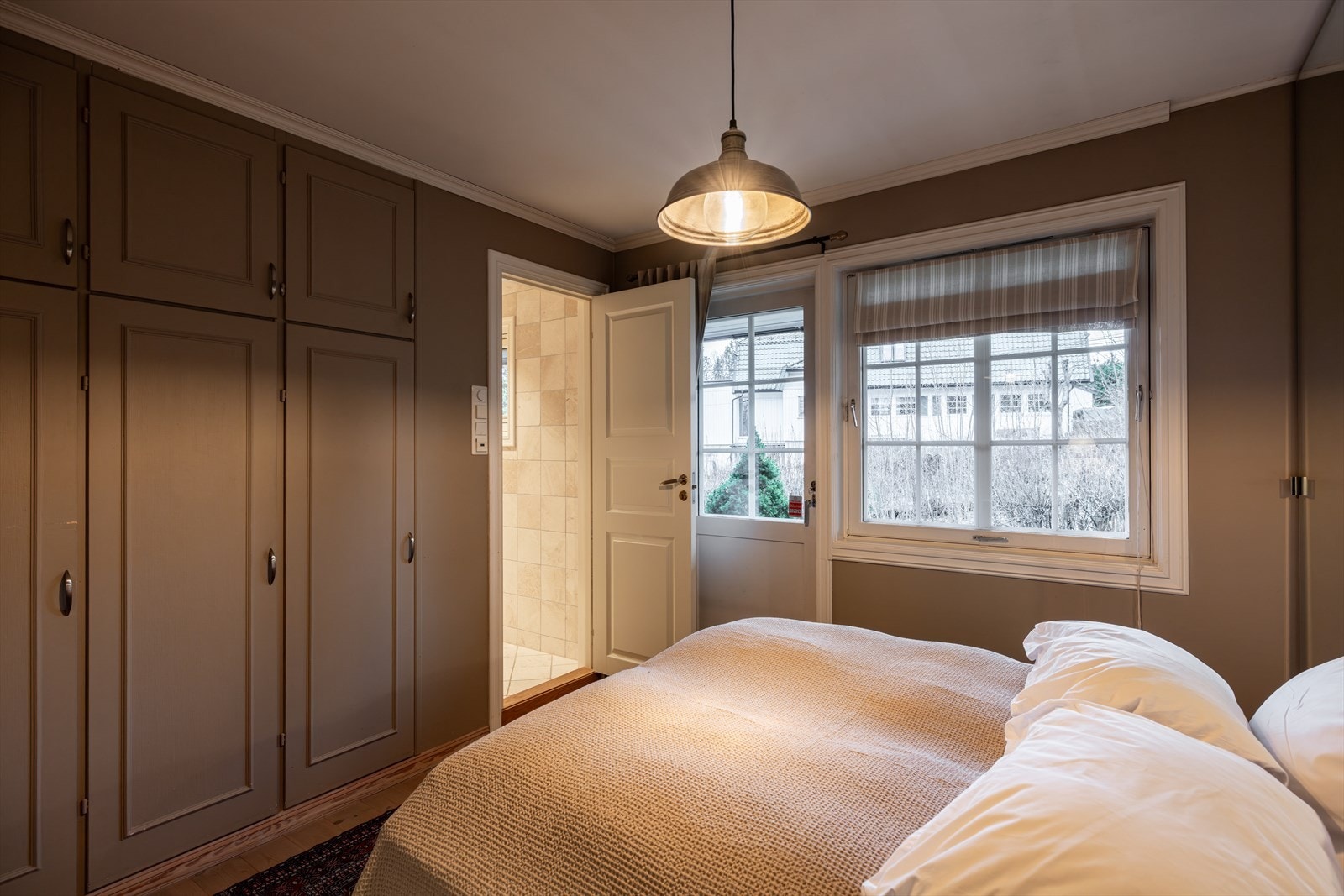 Fra hovedsoverommet er det adkomst til eget bad og dør ut til verandaen som tar deg videre til hagen. Galleribilde