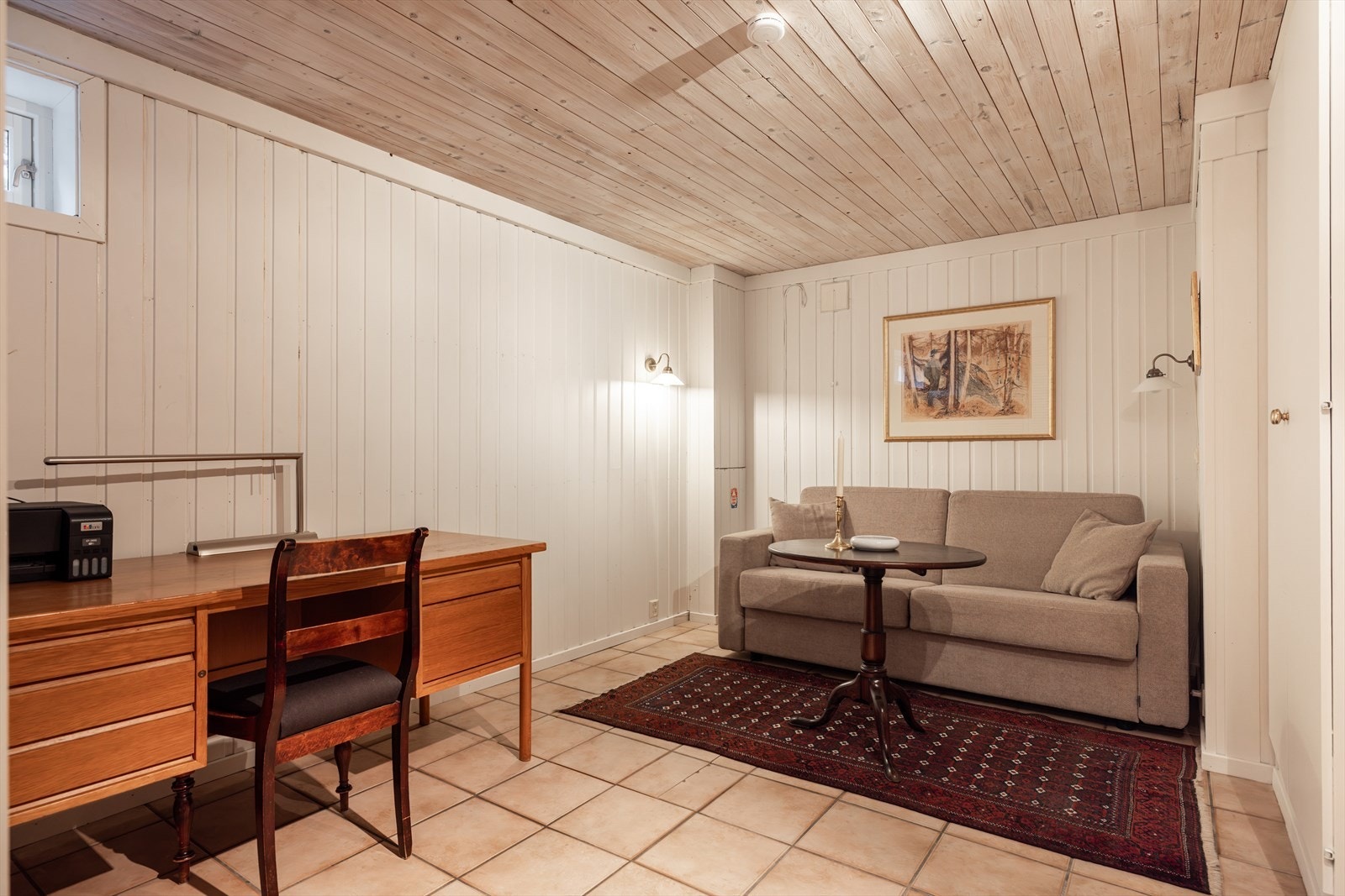 Et av rommene i underetasjen er innredet som kontor. Galleribilde