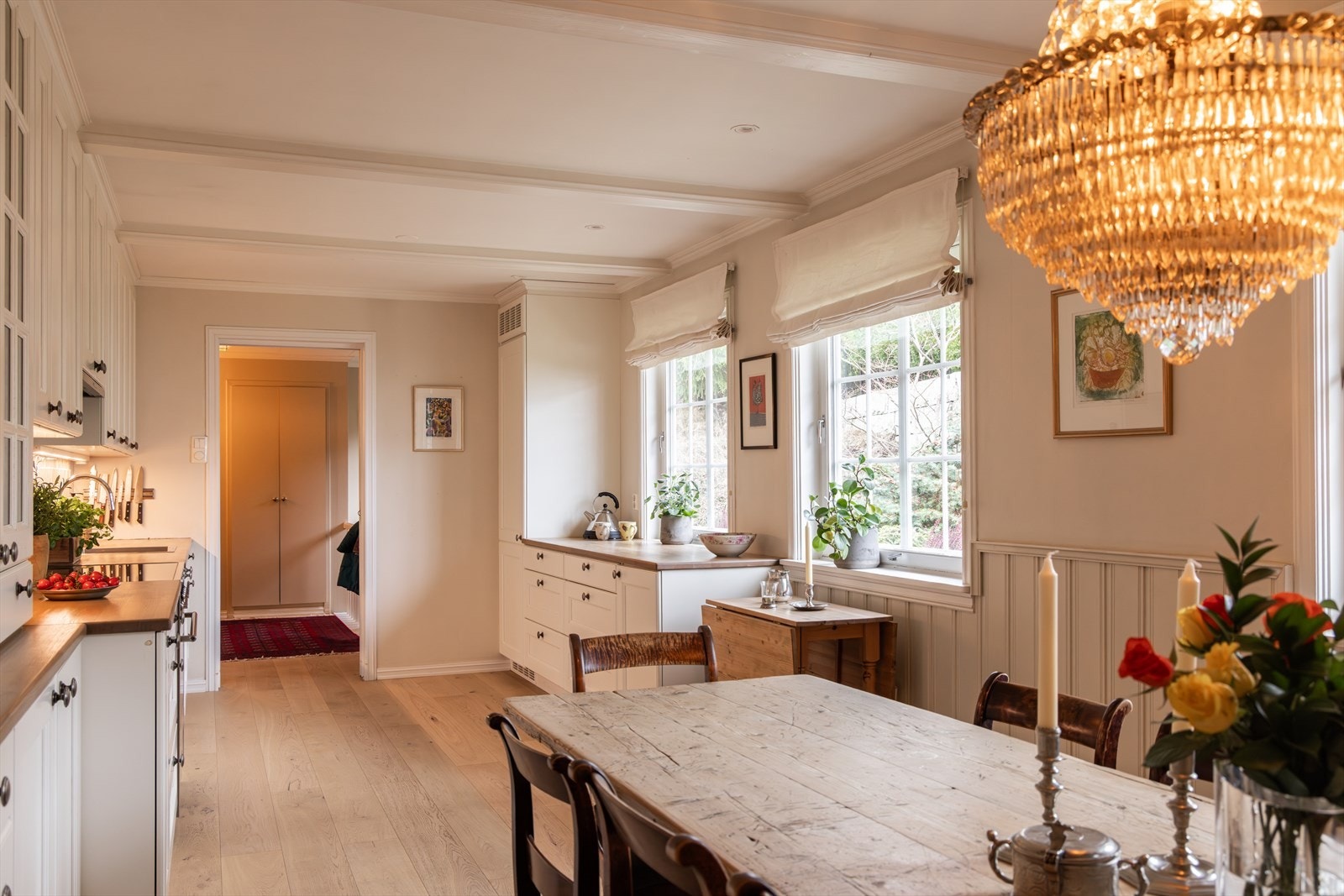 Kjøkkeninnredning med profilerte fronter og benkeplate i tre. Galleribilde