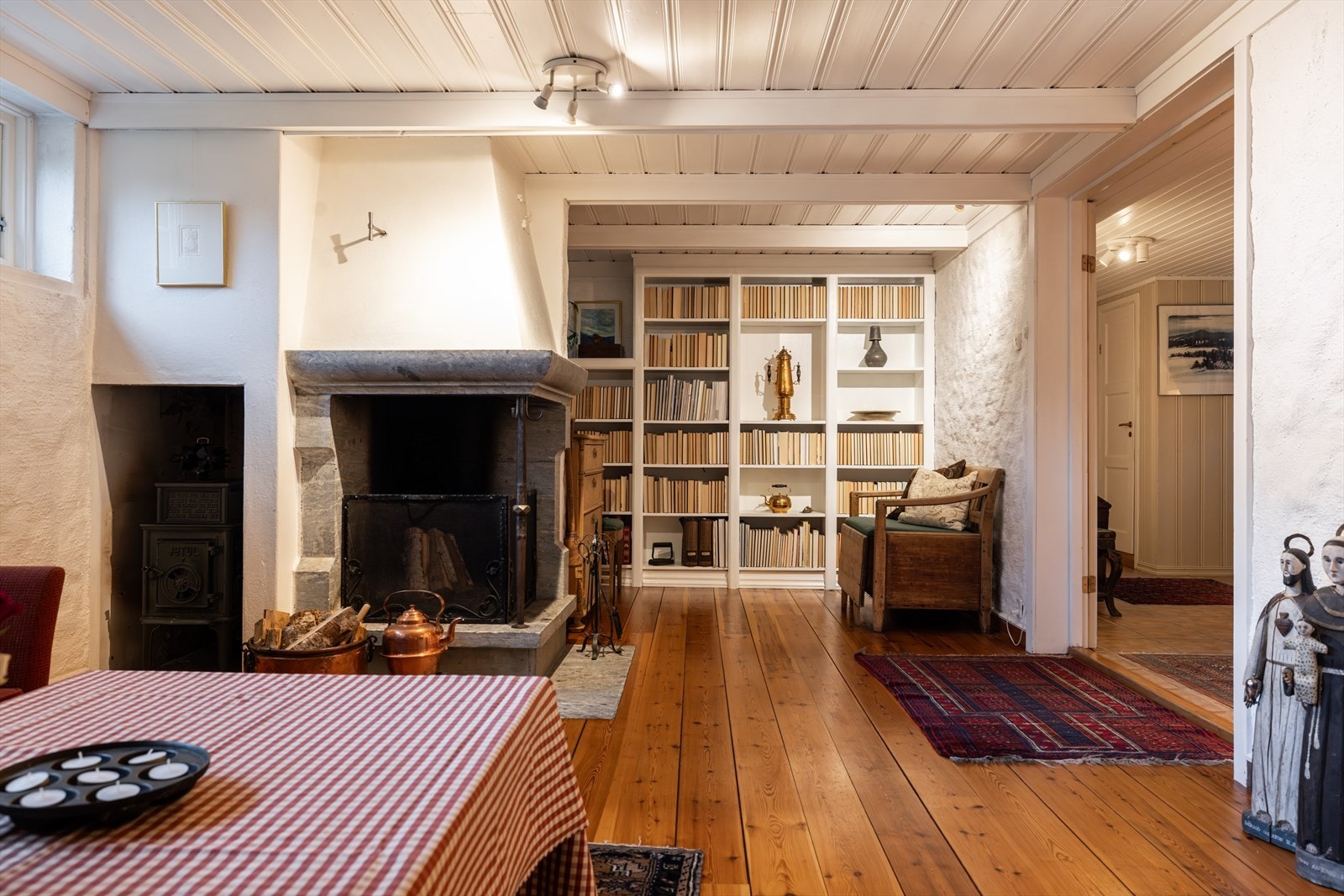 Et stort og brukervennlig oppholdsrom med nydelig klebersteinspeis og Jøtul ovn. Galleribilde