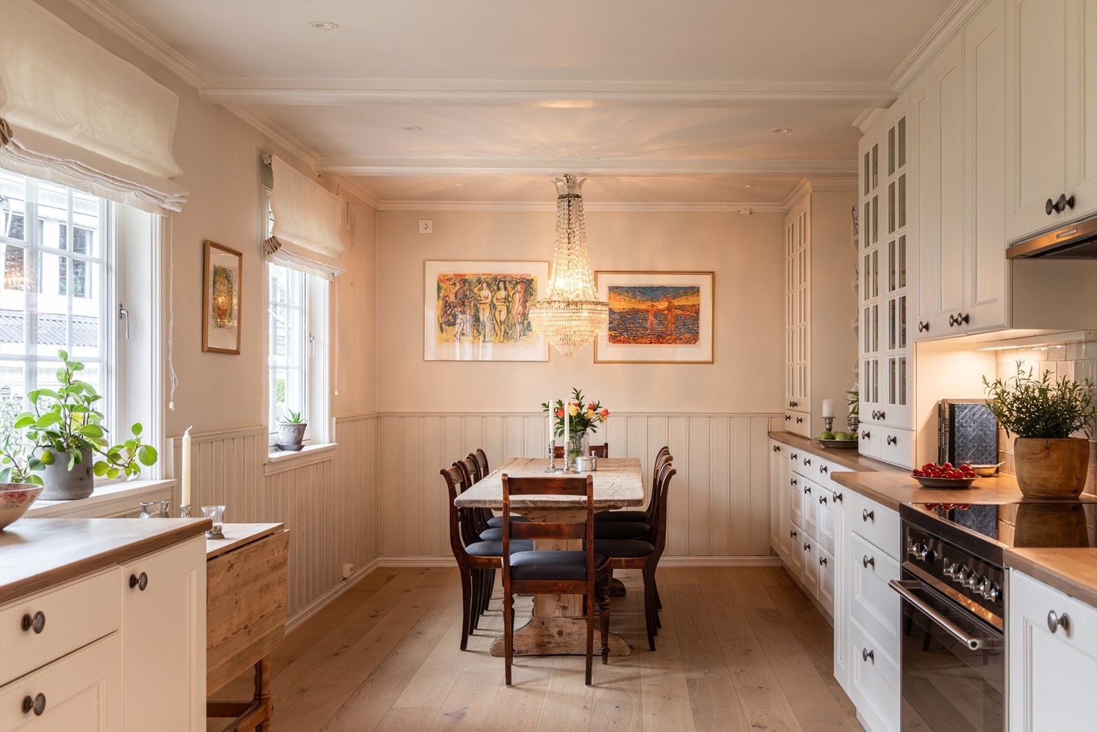 Kjøkkenet har rikelig med skapplass og oppbevaring. Galleribilde