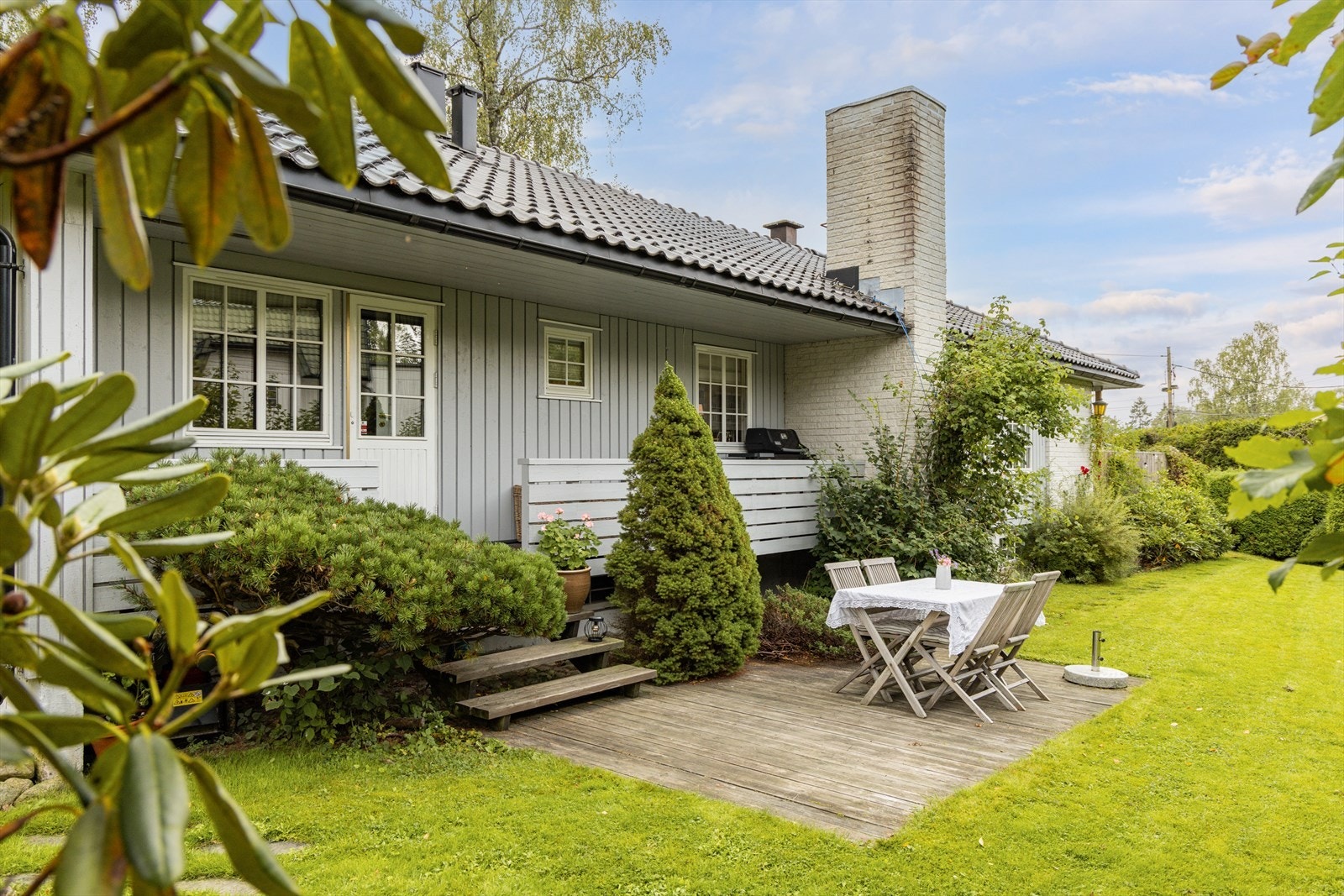 Fra hovedsoverommet er det adkomst til veranda med videre adkomst til hage. Galleribilde