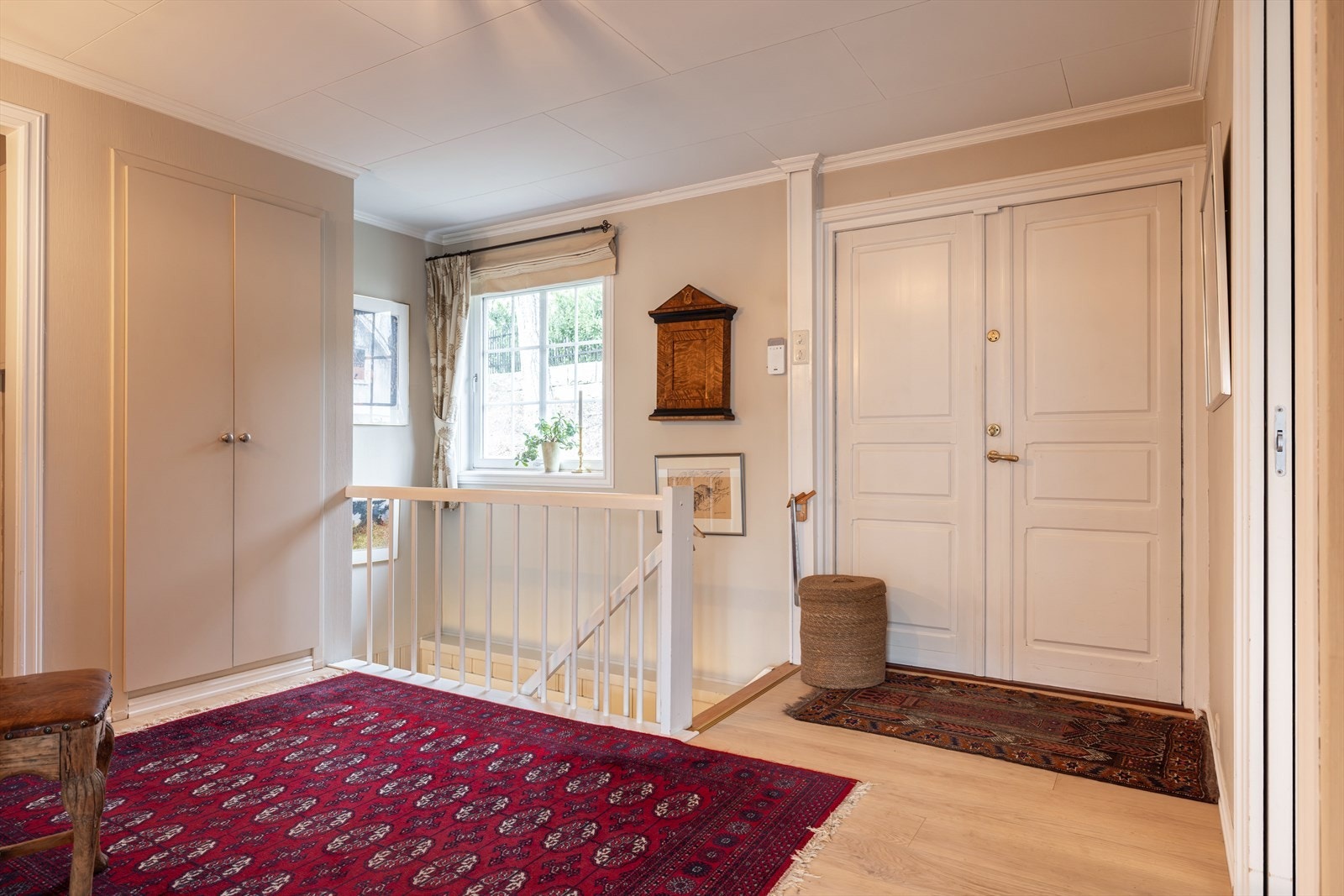 Romslig og innbydende hall/entré. Galleribilde
