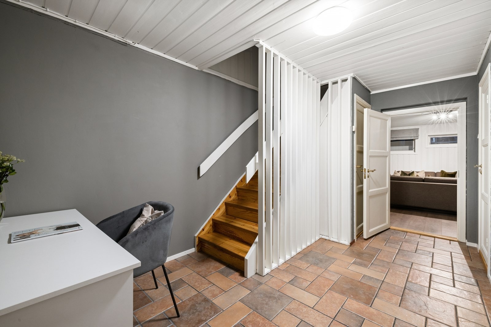 Utenfor kjellerstuen ligger en romslig gang som gir mulighet for en praktisk kontorløsning. Galleribilde