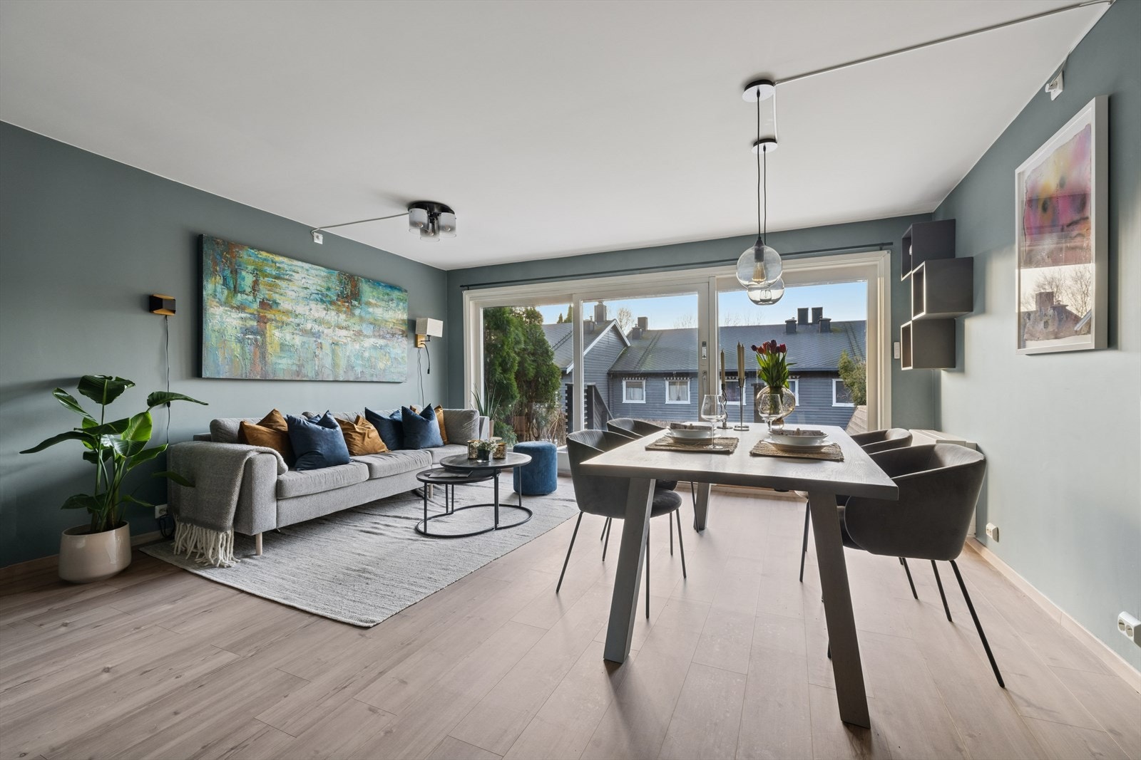 Her har du rikelig med plass til både sofagruppe med tilhørende medialøsning og spisebord. Galleribilde