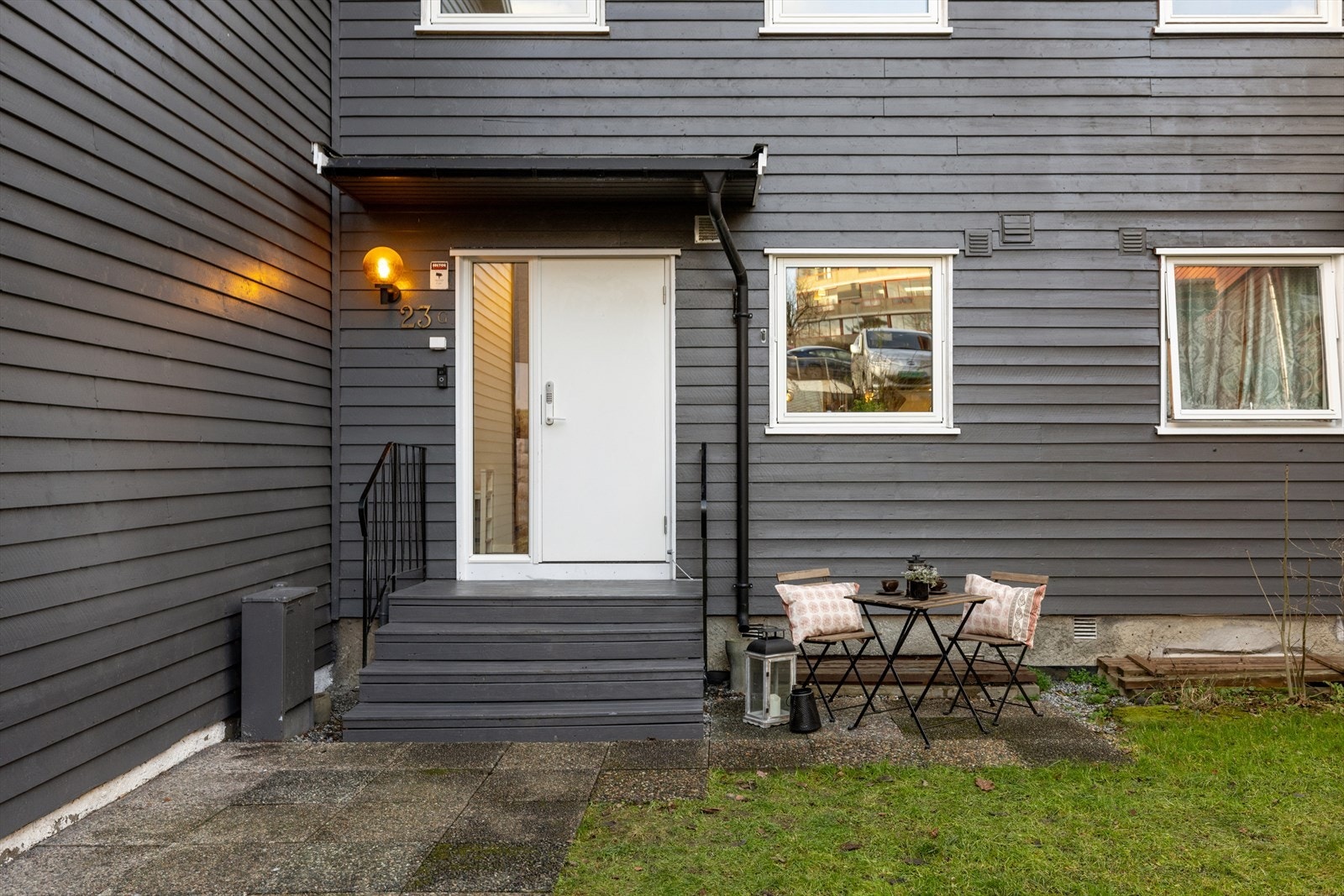 Ved inngangspartiet finner man en østvendt, hellelagt frokostplass med plass til et lite kafésett. Perfekt for å nyte morgenkaffen, godt skjermet for innsyn. Galleribilde